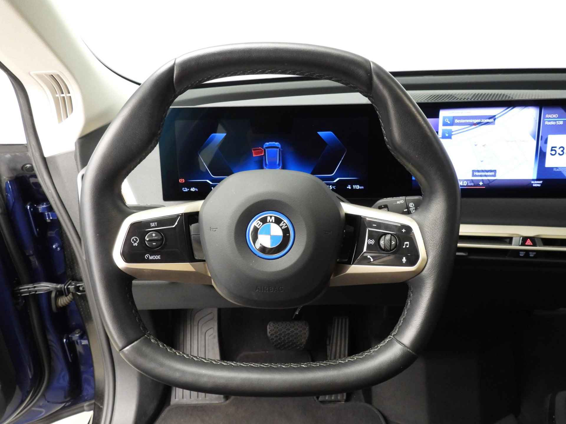 BMW iX xDrive40 LED | Leder | Navigatie | Stoelverwarming | Shadow line | PDC | DAB | Alu 22 inch - 13/40