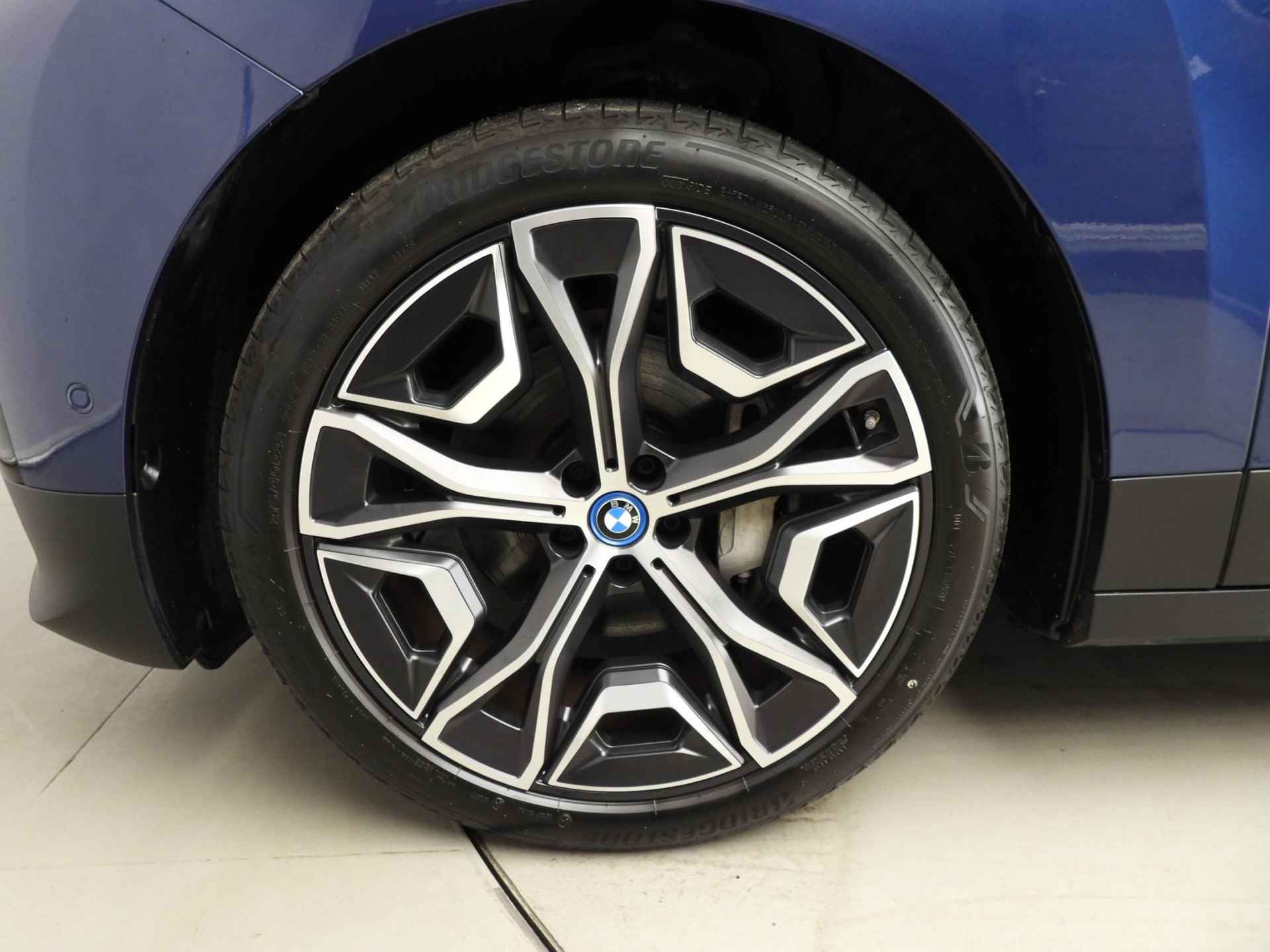 BMW iX xDrive40 LED | Leder | Navigatie | Stoelverwarming | Shadow line | PDC | DAB | Alu 22 inch - 39/40