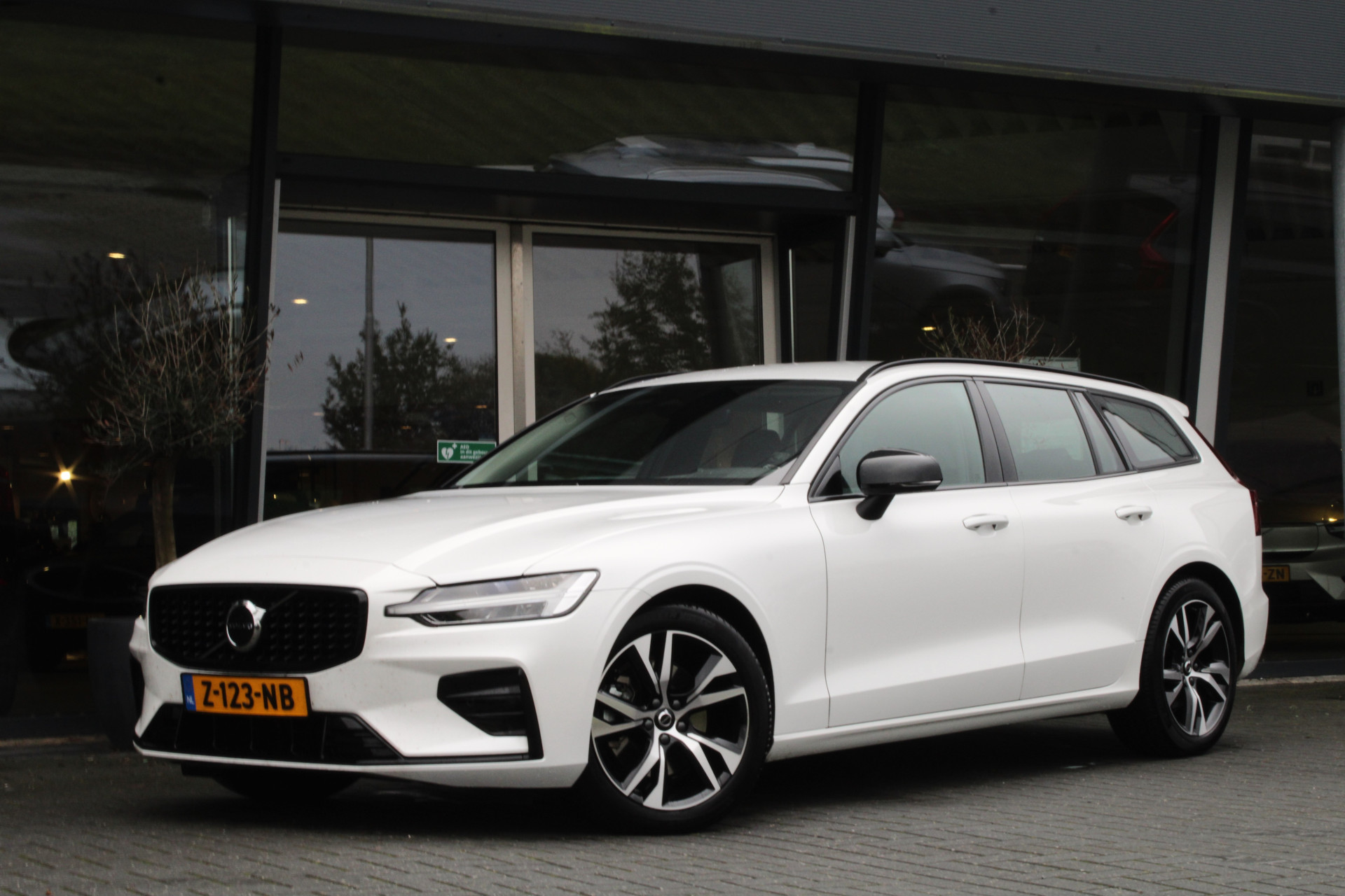 Volvo V60 B4 Plus Dark | Adaptive Cruise | Pilot-Assist | Camera | Stuur/Stoelverwarming | 18-Inch | Trekhaak | BLIS | DAB