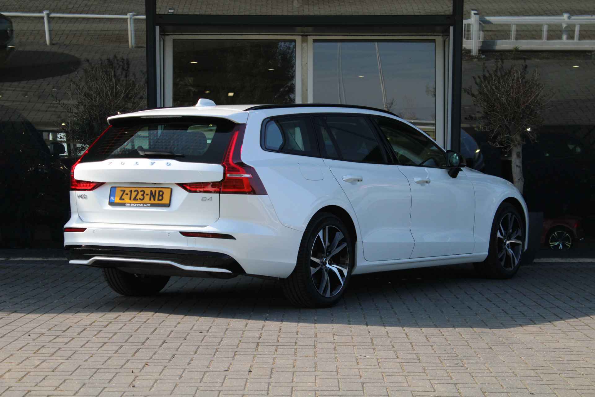 Volvo V60 B4 Plus Dark | Adaptive Cruise | Pilot-Assist | Camera | Stuur/Stoelverwarming | 18-Inch | Trekhaak | BLIS | DAB - 3/39