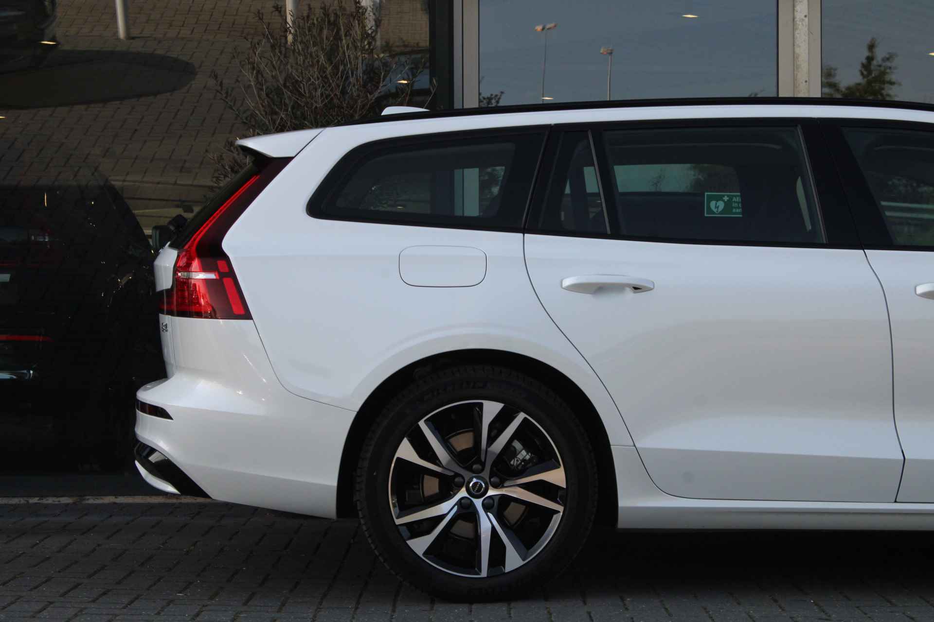 Volvo V60 B4 Plus Dark | Adaptive Cruise | Pilot-Assist | Camera | Stuur/Stoelverwarming | 18-Inch | Trekhaak | BLIS | DAB - 6/39