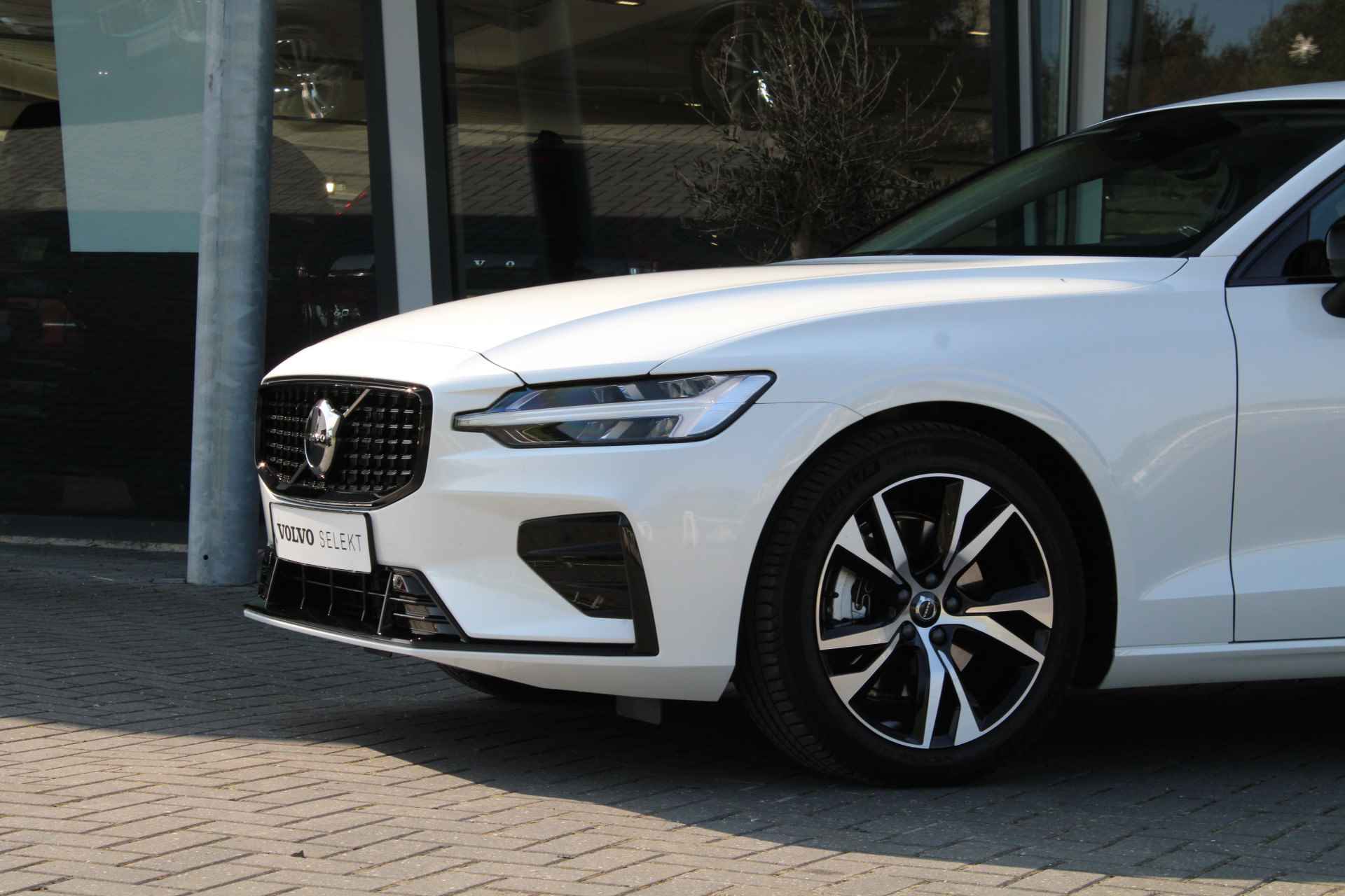 Volvo V60 B4 Plus Dark | Adaptive Cruise | Pilot-Assist | Camera | Stuur/Stoelverwarming | 18-Inch | Trekhaak | BLIS | DAB - 15/39