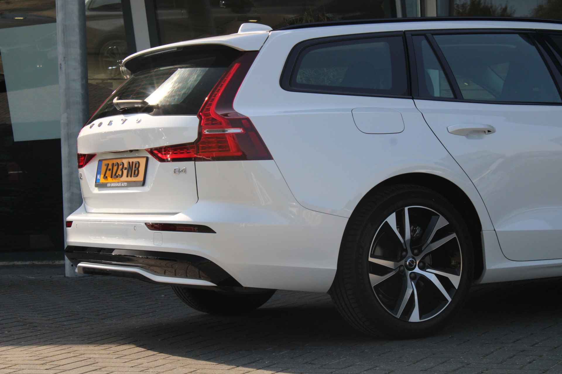 Volvo V60 B4 Plus Dark | Adaptive Cruise | Pilot-Assist | Camera | Stuur/Stoelverwarming | 18-Inch | Trekhaak | BLIS | DAB - 16/39