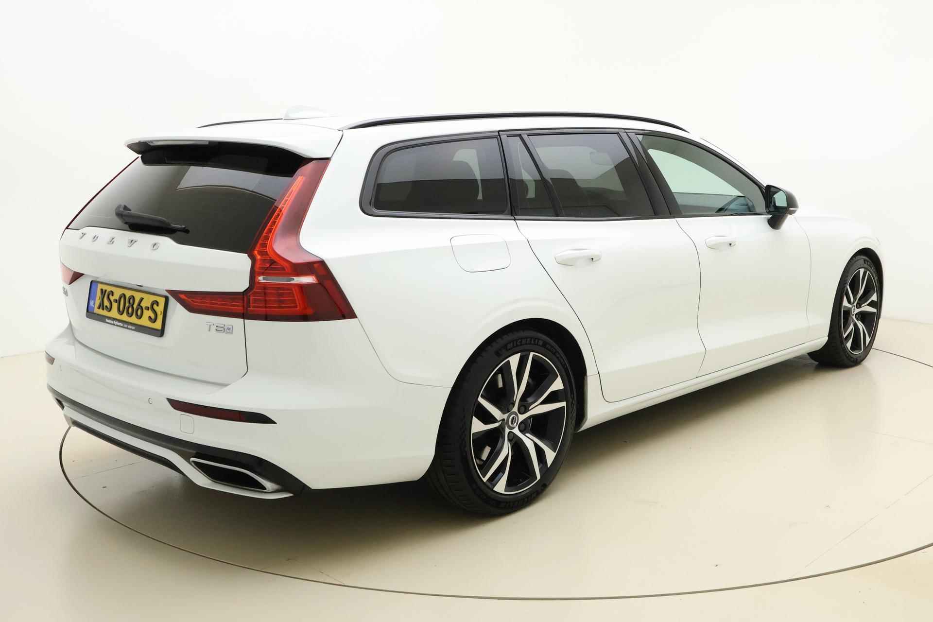 Volvo V60 2.0 T5 R-Design 250 PK | Automaat | Handsfree achterklep | Stuurwielverwarming | Camera | Lederenbekleding | Wegklapbare Trekhaak | Radio | Navigatie | Cruise Control - 3/36