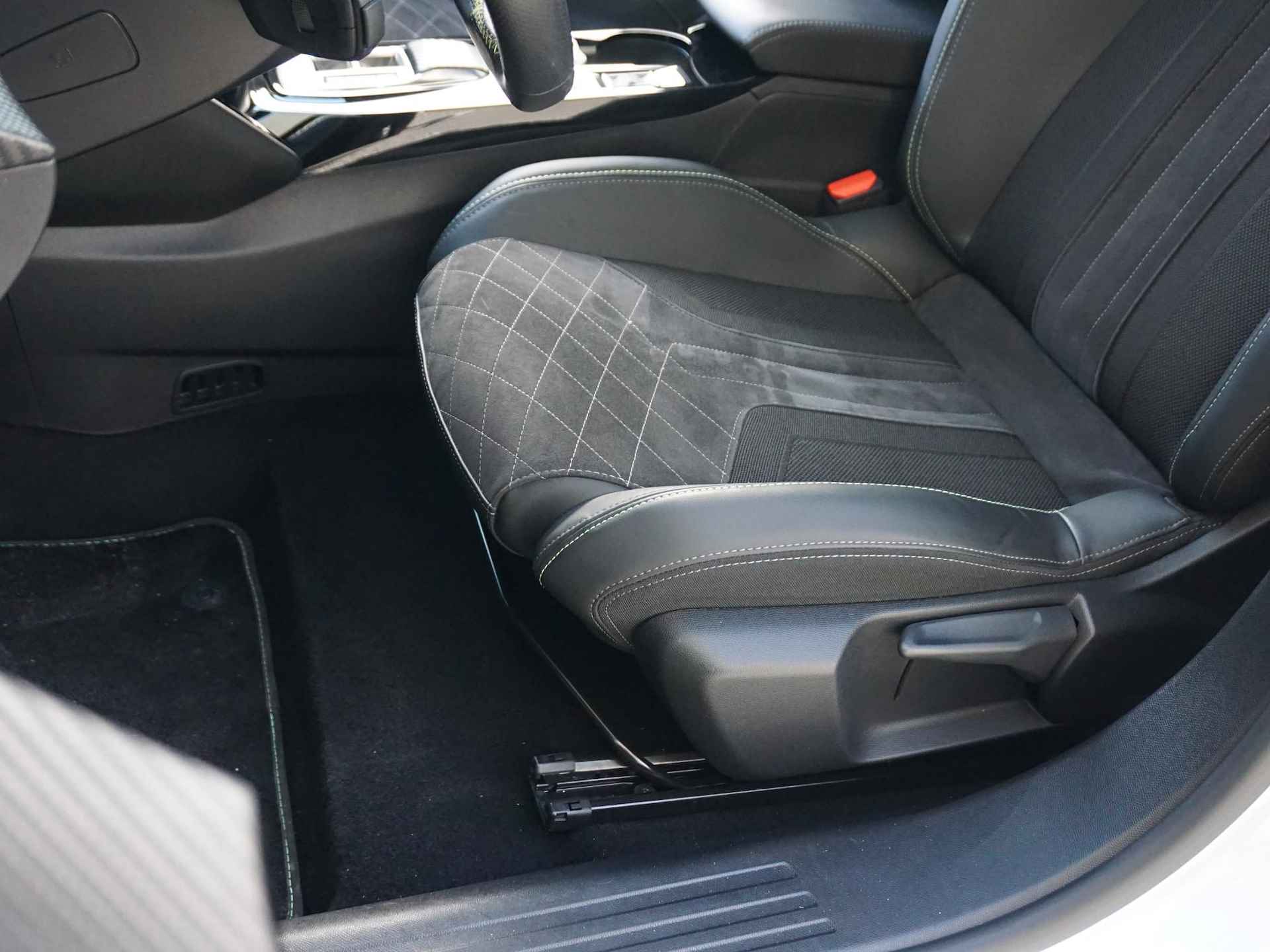 Peugeot e-2008 EV GT Pack 50 kWh Panoramadak | Alcantara Leder interieur - 16/57