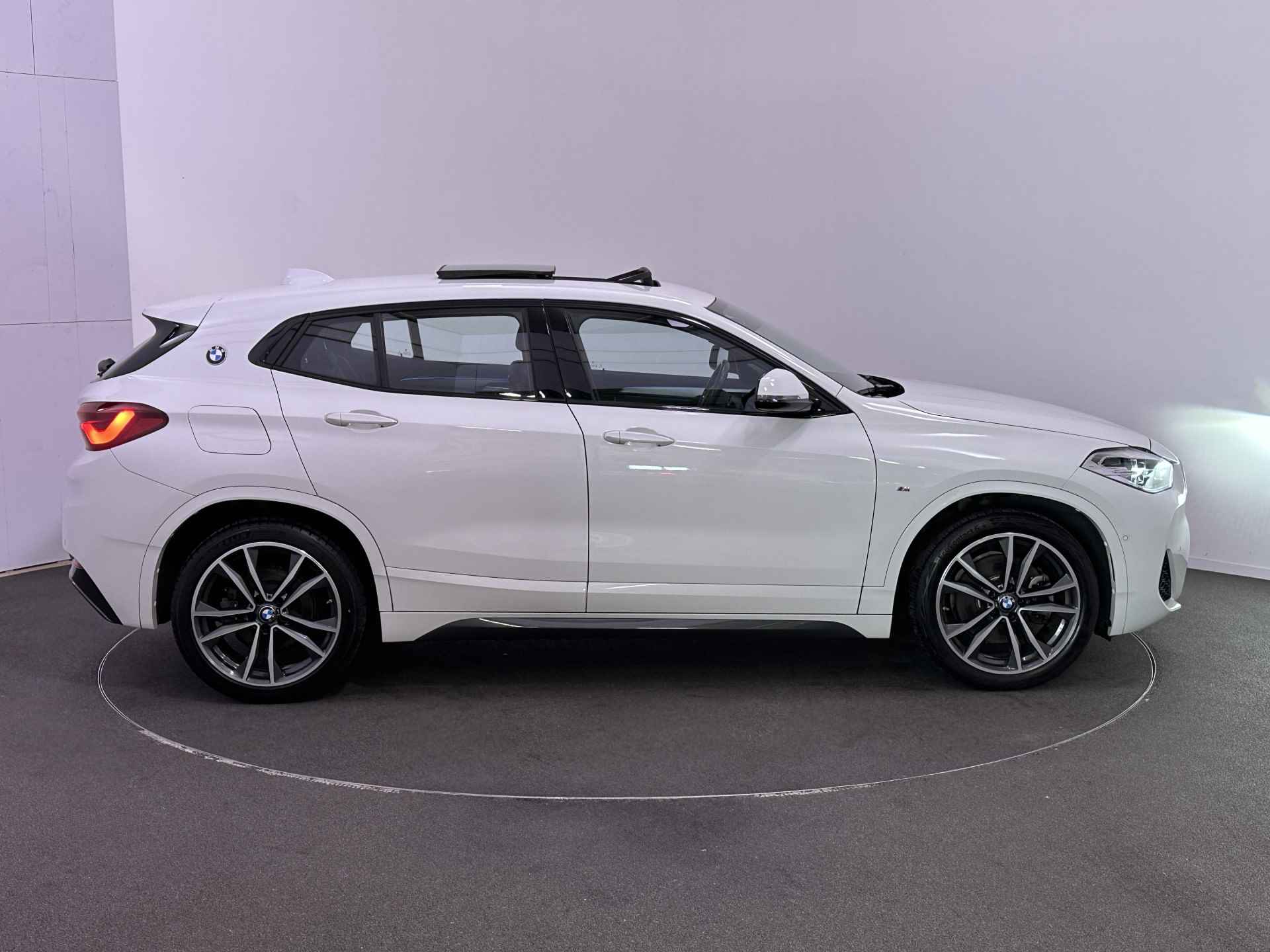 BMW X2 xDrive25e Plug in Hybrid M-Sport 220 pk PHEV | Panodak | Head-up Display | Camera | Led | Stoelverwarming | 19"L.M | DAB | Sfeerverlichting | EL. Achterklep | - 4/45