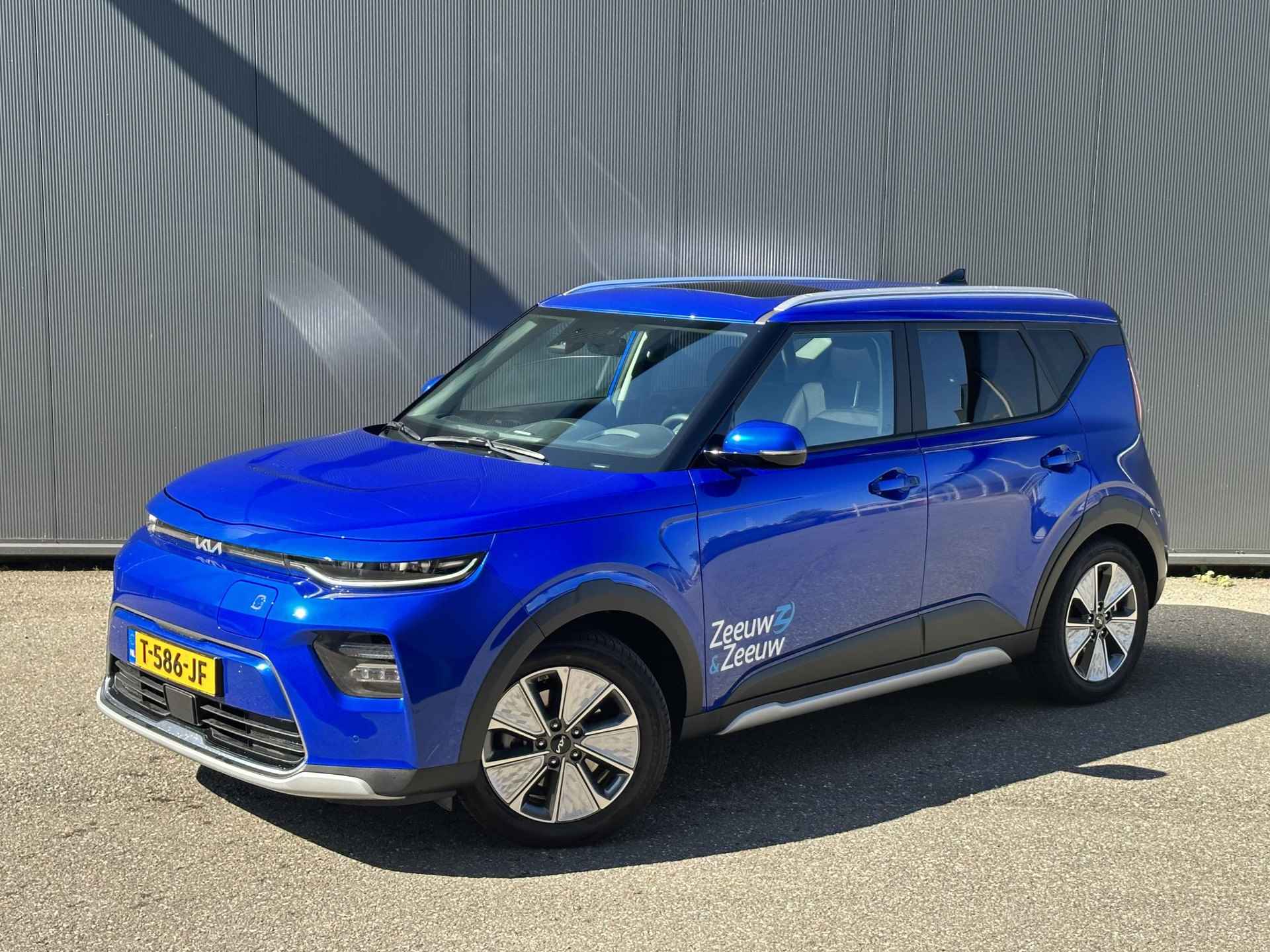 Kia e-Soul ExecutiveLine 64 kWh Navi | Stoelverwarming & ventilatie | Leder | Climate & (adaptieve) cruise control | Fabrieksgarantie t/m 6-9-2030 | NAP - 6/30