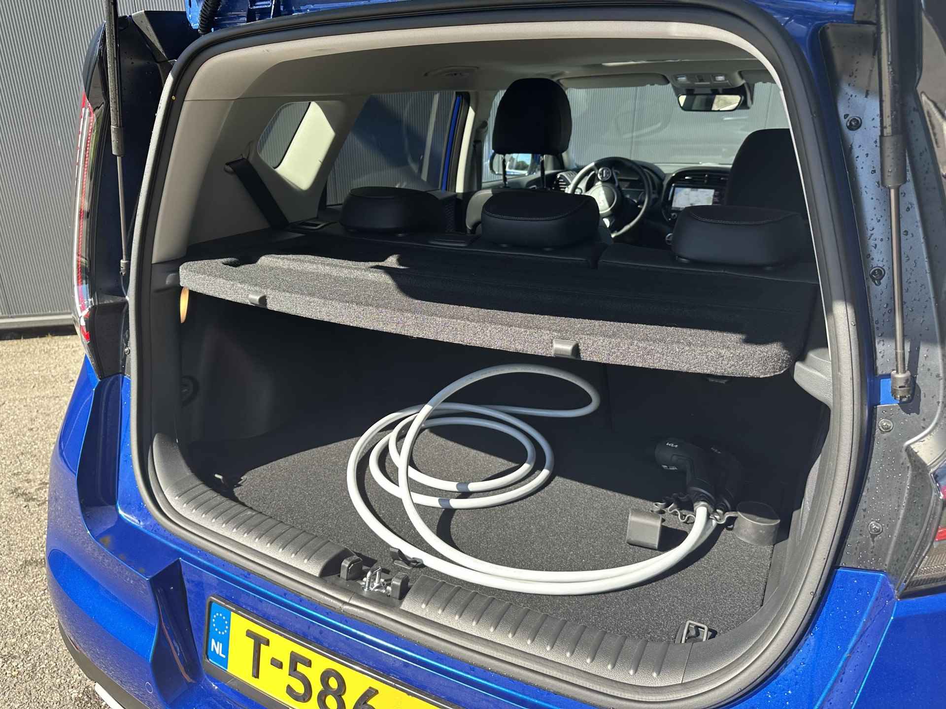 Kia e-Soul ExecutiveLine 64 kWh Navi | Stoelverwarming & ventilatie | Leder | Climate & (adaptieve) cruise control | Fabrieksgarantie t/m 6-9-2030 | NAP - 11/30