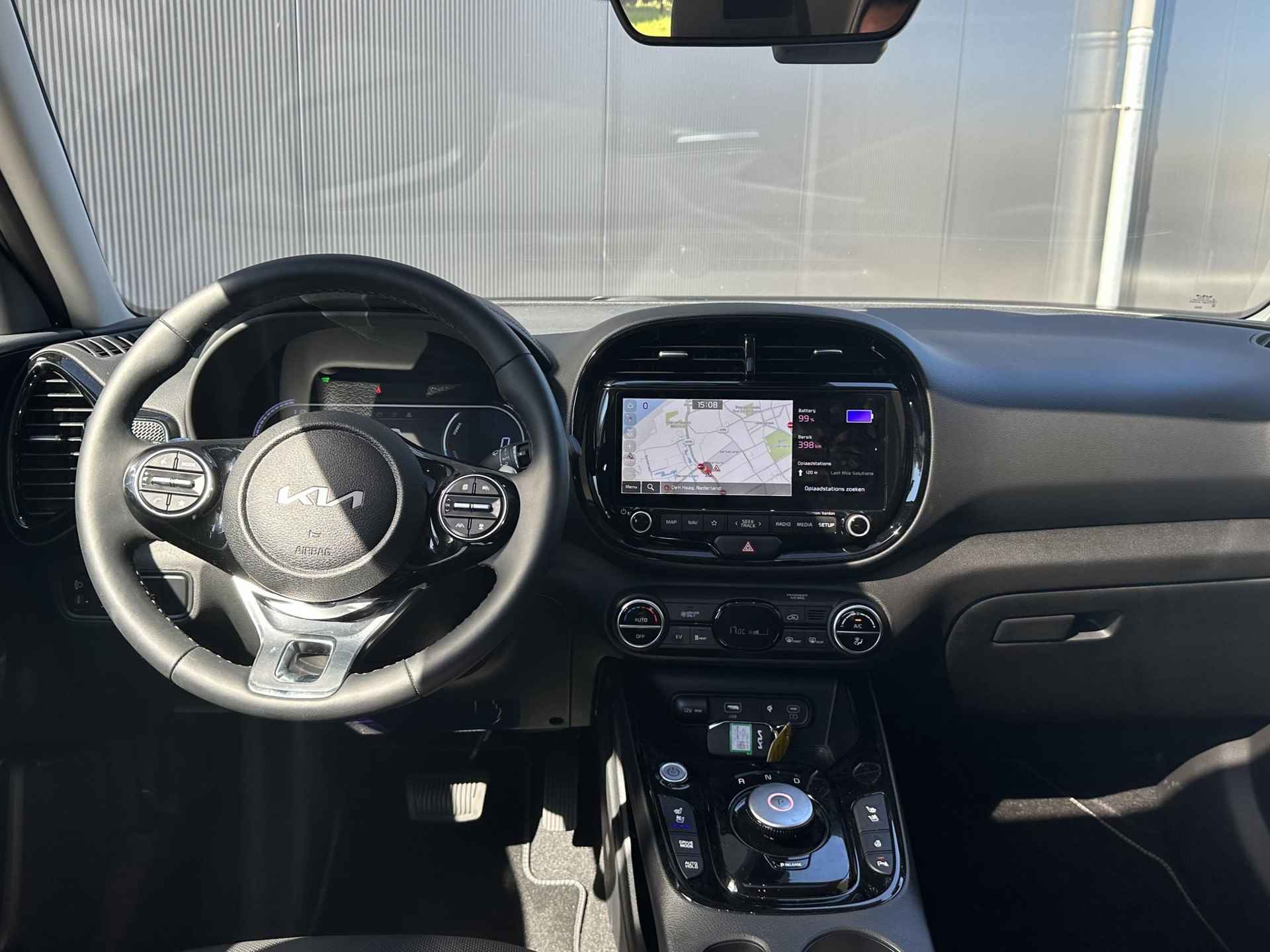 Kia e-Soul ExecutiveLine 64 kWh Navi | Stoelverwarming & ventilatie | Leder | Climate & (adaptieve) cruise control | Fabrieksgarantie t/m 6-9-2030 | NAP - 17/30