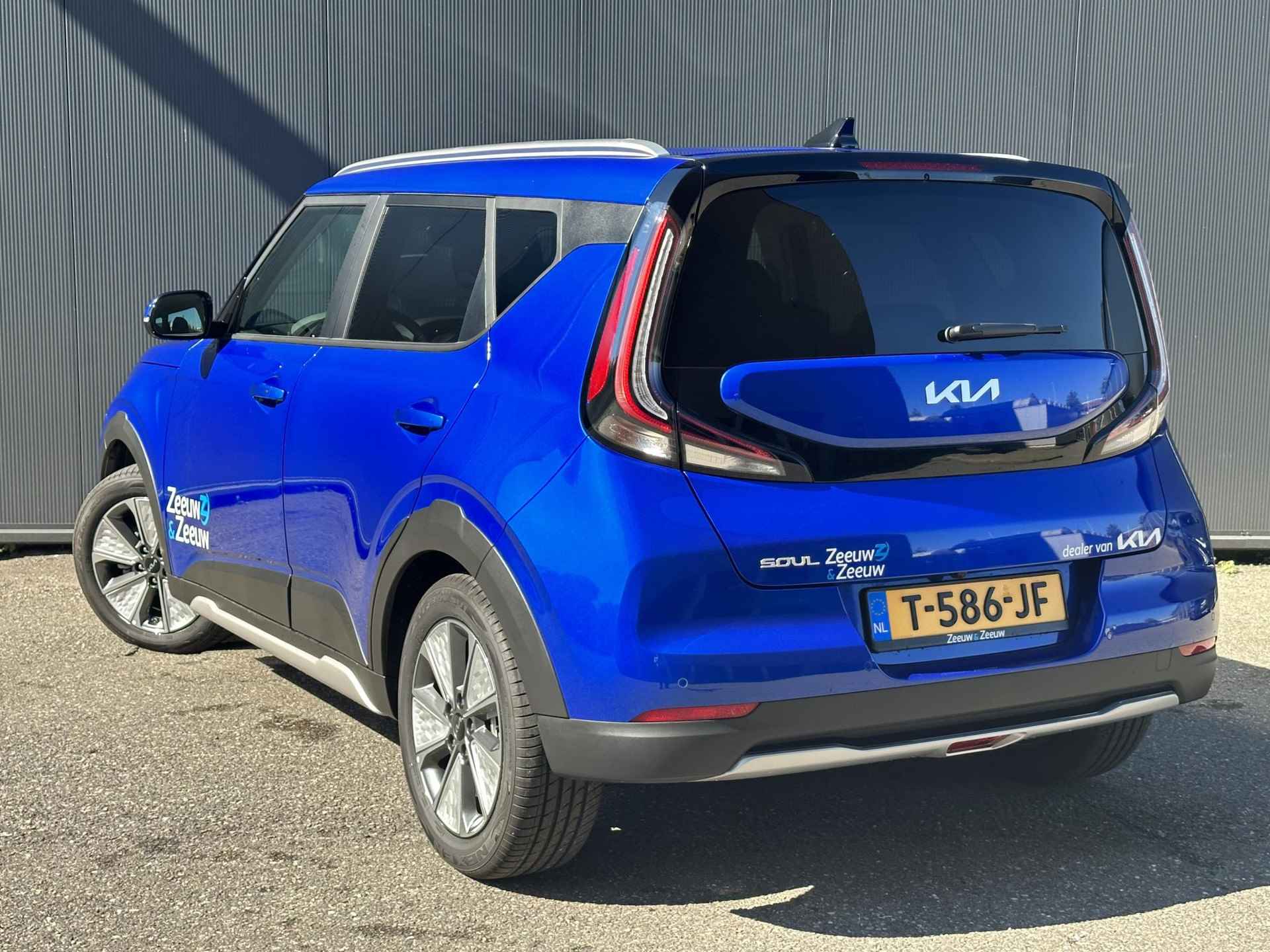 Kia e-Soul ExecutiveLine 64 kWh Navi | Stoelverwarming & ventilatie | Leder | Climate & (adaptieve) cruise control | Fabrieksgarantie t/m 6-9-2030 | NAP - 29/30