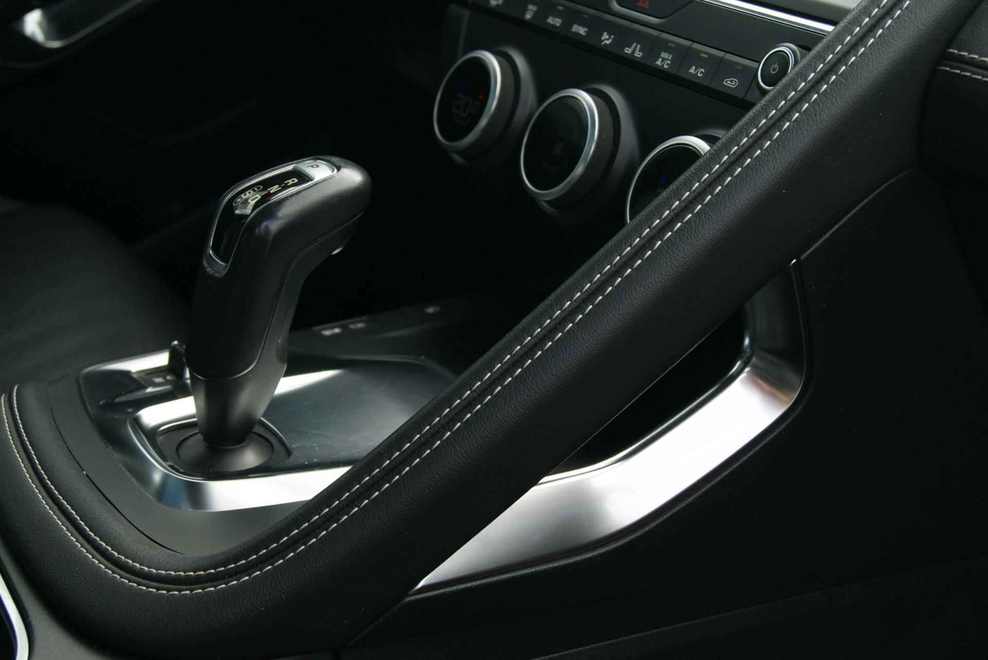 Jaguar E-PACE 2.0 P250 AWD R-Dynamic HSE|Pano|Led|Virtual|Leder - 24/70