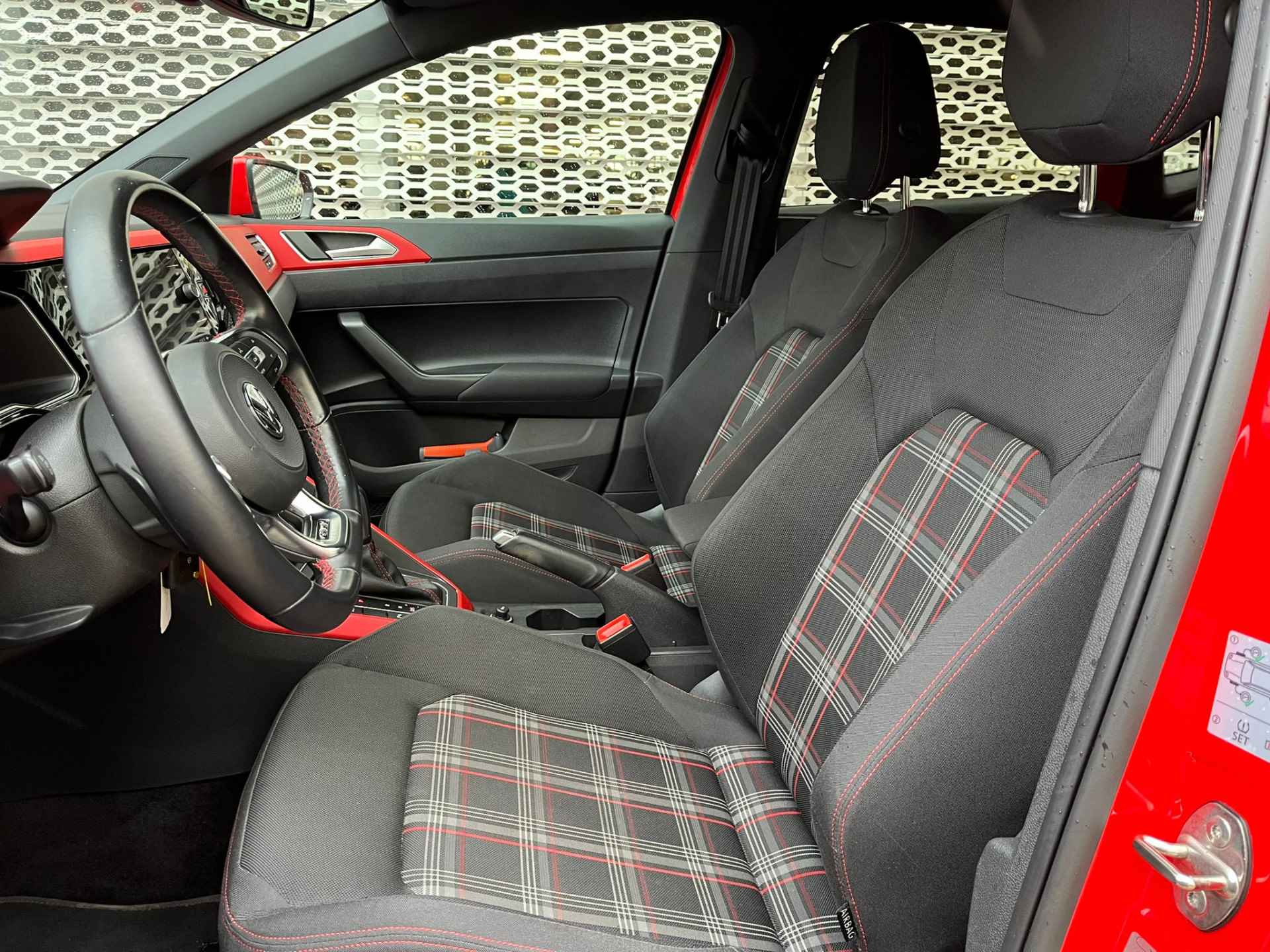 Volkswagen Polo 2.0 TSI 200PK GTI / Panoramadak / Digitale Cockpit / Alarmsysteem / LED / 18" LMV / Parkeersensoren V+A P4 - 12/24