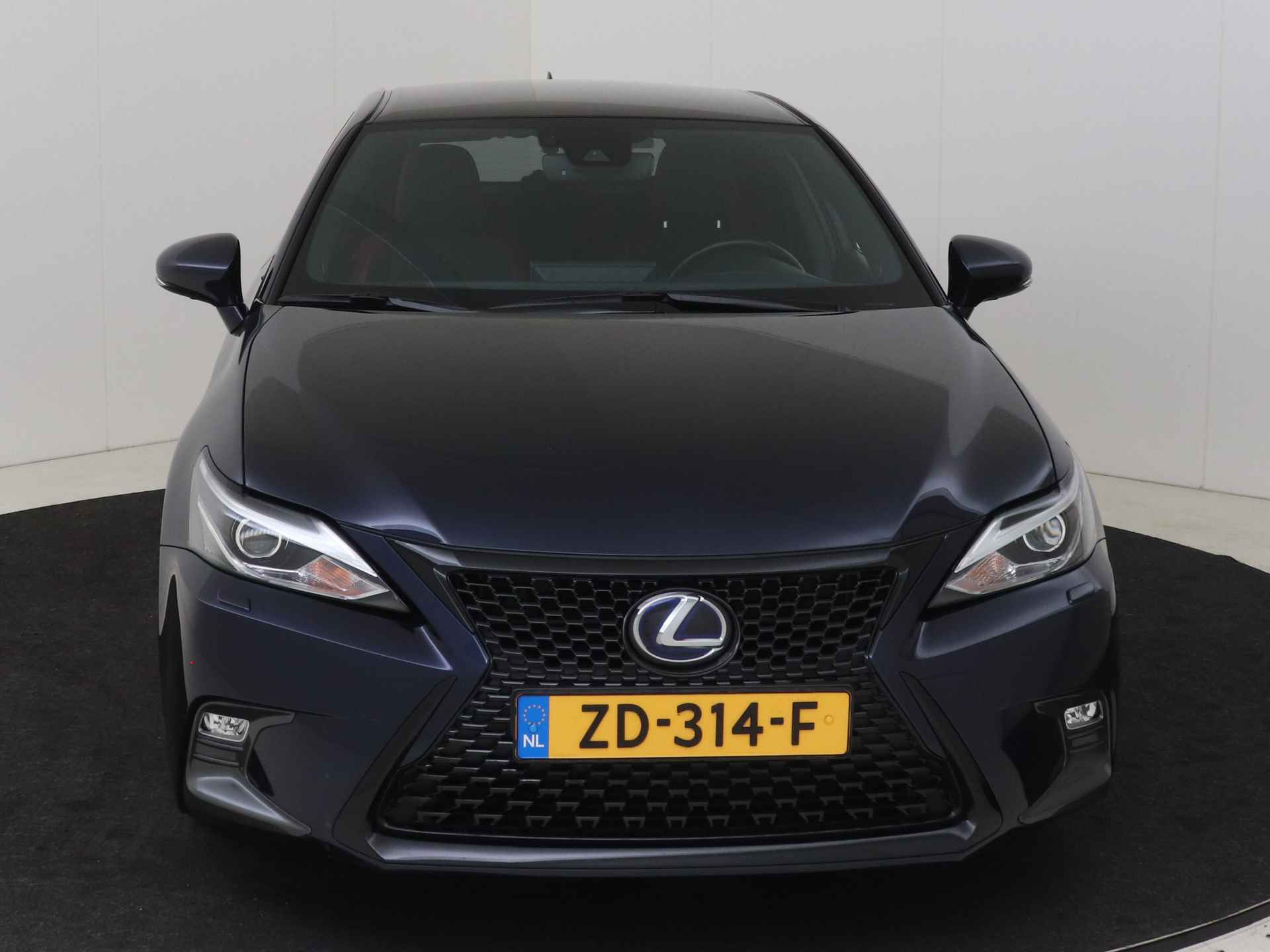 Lexus CT 200h Sport Edition | Premium Navigatie | Safety System | 17" LM Velgen | - 28/48