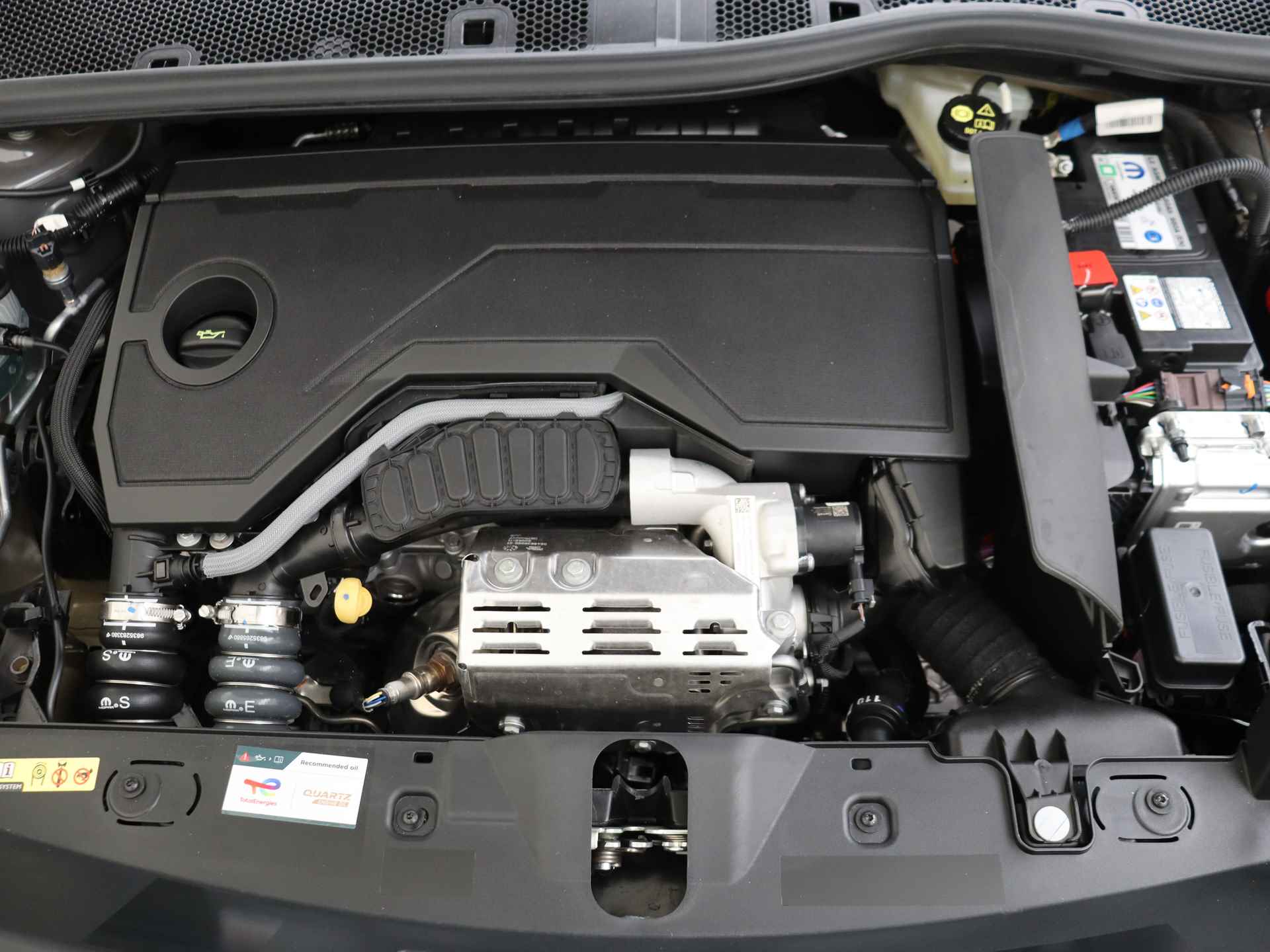 Peugeot 2008 1.2 Hybrid 136 GT - 40/42