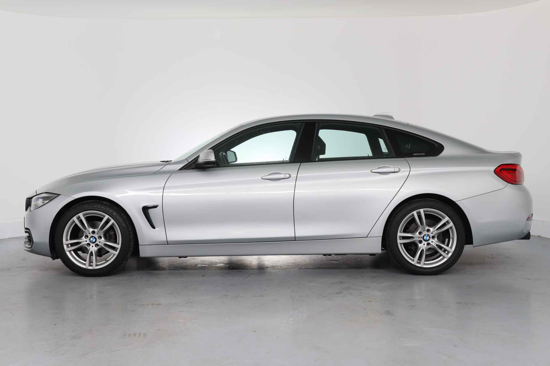 BMW 4 Serie Gran Coupé 418i Executive | 1e Eigenaar! | Dealer Onderhouden! | LED | Sportstoelen | Navi | Clima | Parkeersensoren | Elektrisc - 4/35