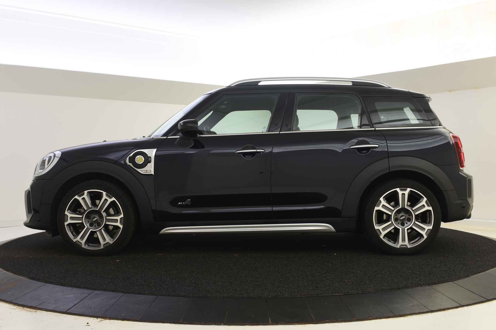 MINI Countryman Cooper SE ALL4 Classic Automaat / Achteruitrijcamera / Active Cruise Control / Comfort Access / LED / Park Assistant / Head-Up / Comfortstoelen - 4/44