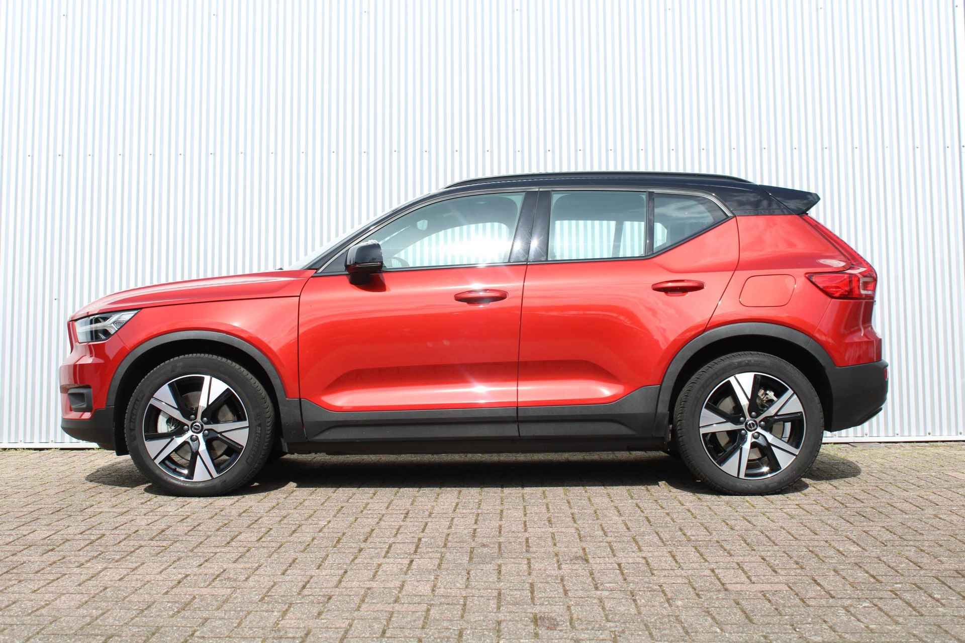 Volvo XC40 Recharge P8 AWD R-Design, 360° Camera, Elektrisch verstelbare voorstoelen + bestuurdersstoel met geheugen, Voorstoelen/stuur verwarmd, Harman/Kardon audio systeem, Draadloze telefoonoplader, Lederen bekleding, 19'' Lichtmetalen velgen - 4/55