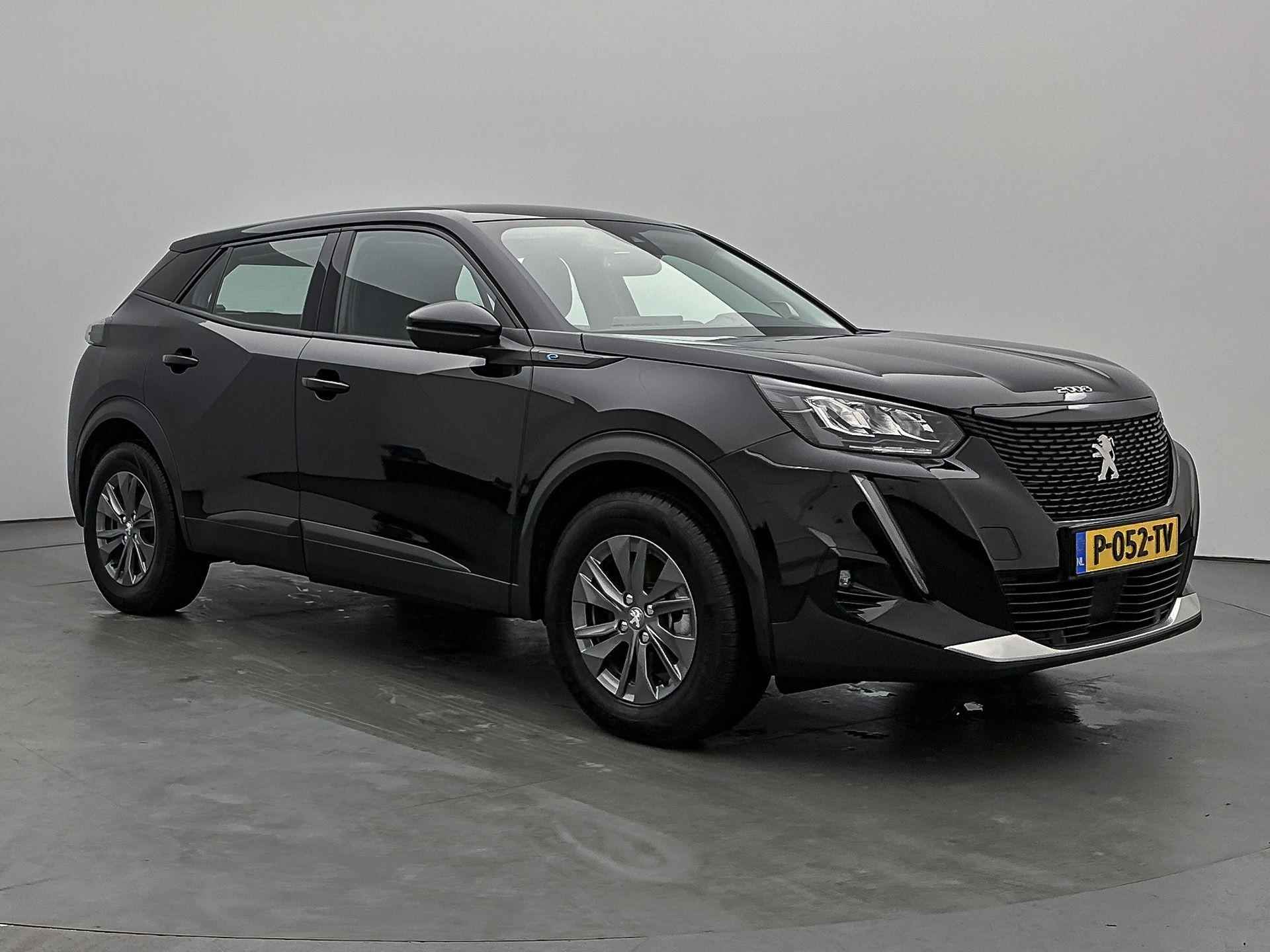 Peugeot e-2008 SUV Active Pack 50 kWh 136pk Automaat | Navigatie via Apple CarPlay / Android Auto  | 3-fase laden | Stoelverwarming | Climate Control | Cruise Control | Parkeersensoren | Armsteun | Keyless Start | Bluetooth | DAB+ radio | RMC trekhaak | 16" lichtmetalen velgen | - 3/35