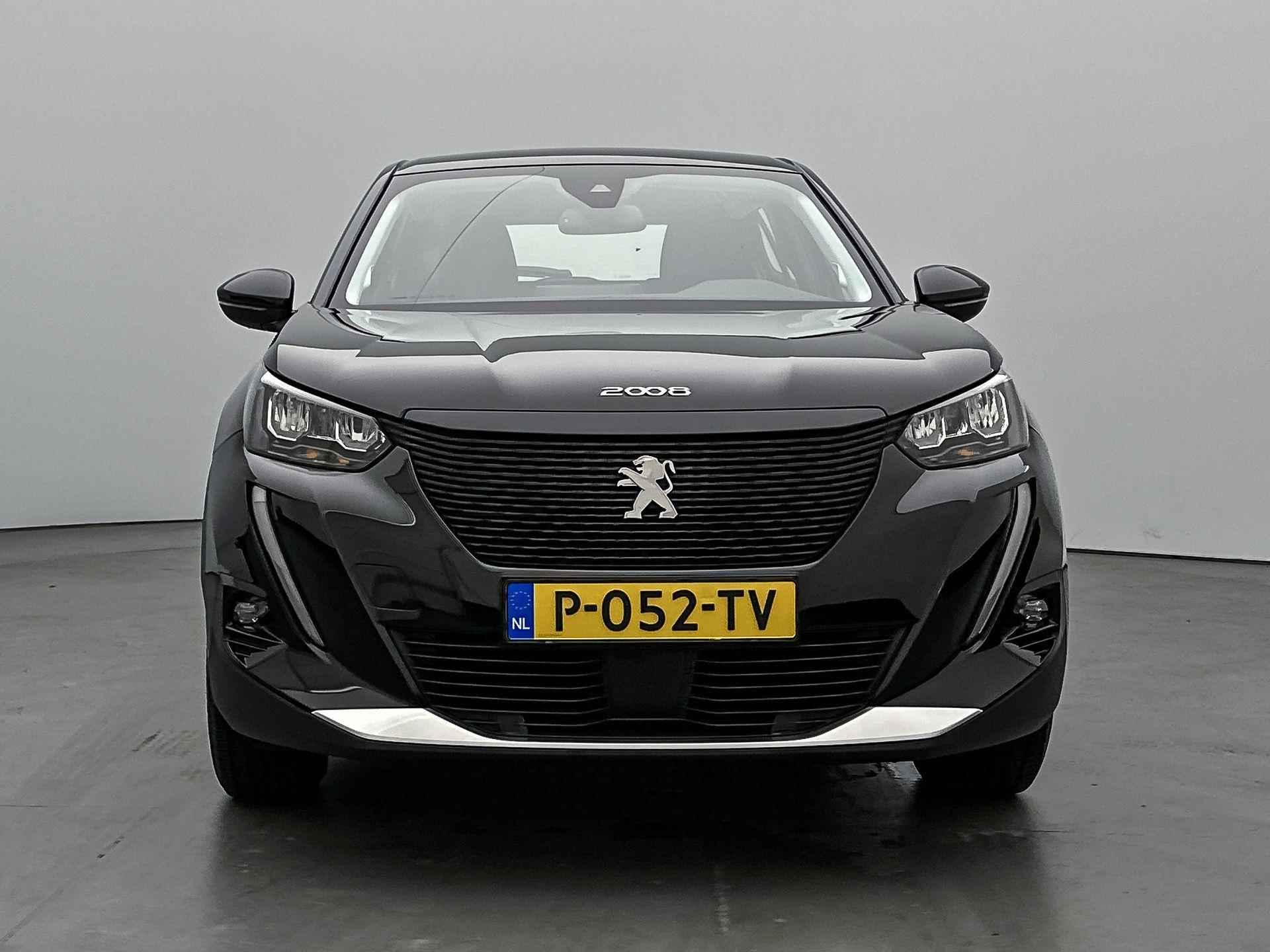 Peugeot e-2008 SUV Active Pack 50 kWh 136pk Automaat | Navigatie via Apple CarPlay / Android Auto  | 3-fase laden | Stoelverwarming | Climate Control | Cruise Control | Parkeersensoren | Armsteun | Keyless Start | Bluetooth | DAB+ radio | RMC trekhaak | 16" lichtmetalen velgen | - 4/35