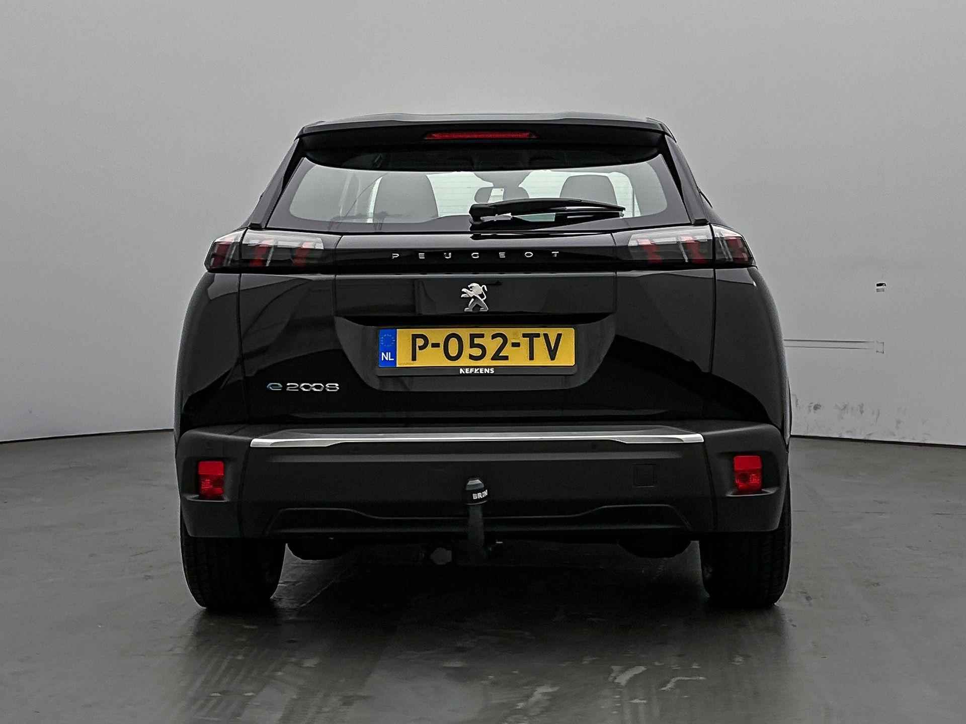 Peugeot e-2008 SUV Active Pack 50 kWh 136pk Automaat | Navigatie via Apple CarPlay / Android Auto  | 3-fase laden | Stoelverwarming | Climate Control | Cruise Control | Parkeersensoren | Armsteun | Keyless Start | Bluetooth | DAB+ radio | RMC trekhaak | 16" lichtmetalen velgen | - 8/35