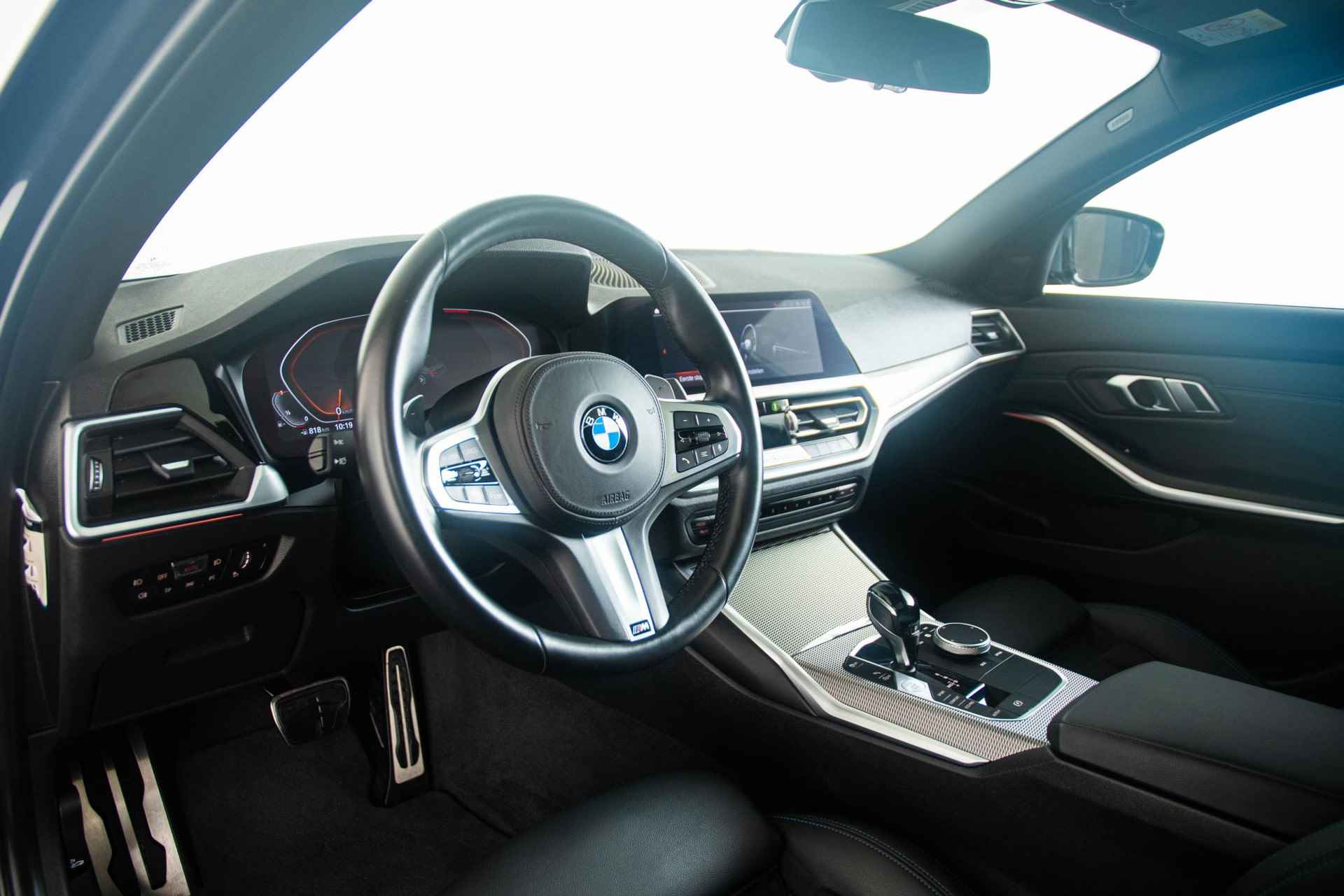 BMW 3-serie 320i High Executive M Sportpakket - Schuif/kanteldak - LED Verlichting - Active Cruise Control - Stoelverwarming - HiFi System - Live Cockpit Pro - 10/49
