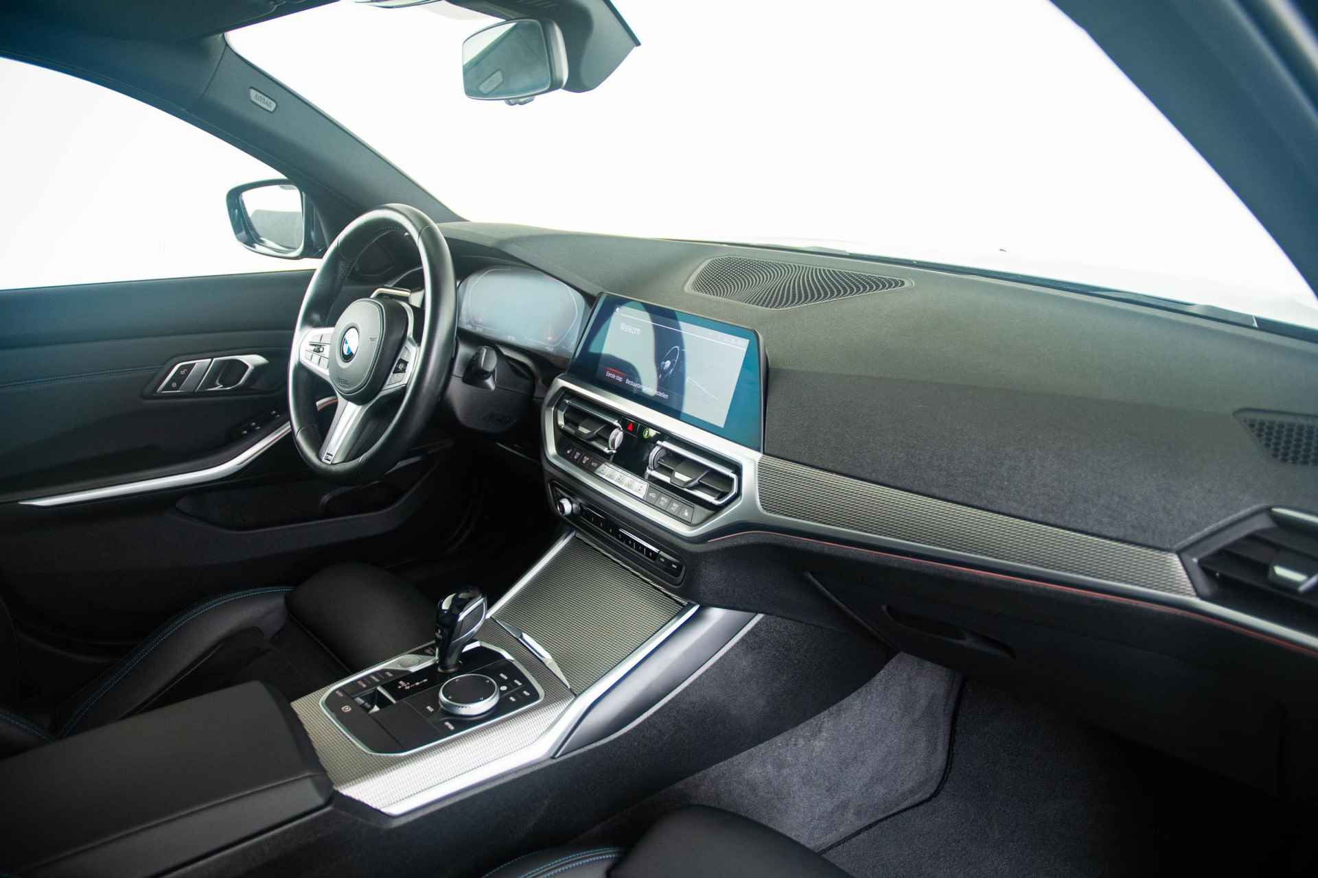 BMW 3-serie 320i High Executive M Sportpakket - Schuif/kanteldak - LED Verlichting - Active Cruise Control - Stoelverwarming - HiFi System - Live Cockpit Pro - 23/49