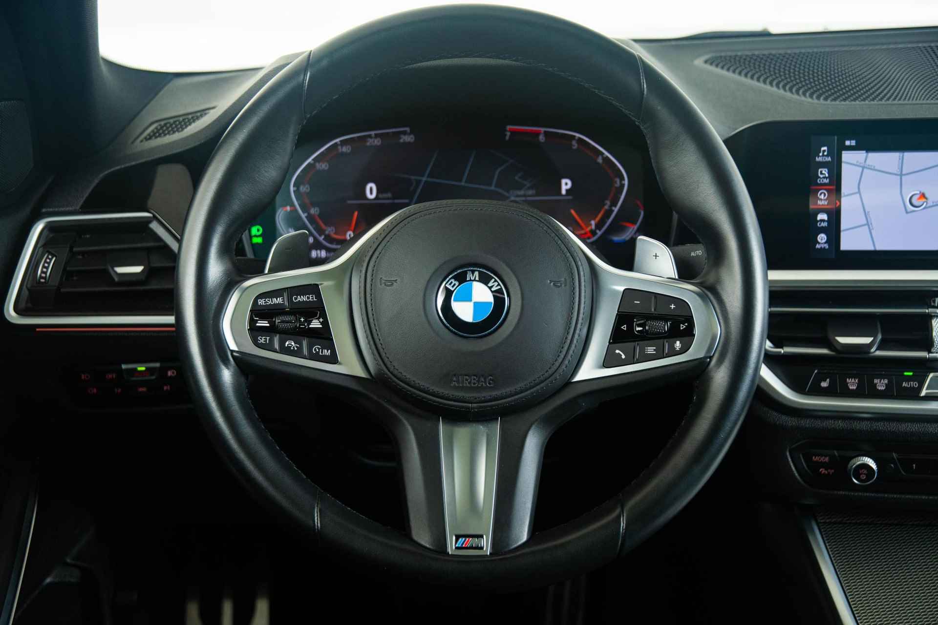 BMW 3-serie 320i High Executive M Sportpakket - Schuif/kanteldak - LED Verlichting - Active Cruise Control - Stoelverwarming - HiFi System - Live Cockpit Pro - 24/49