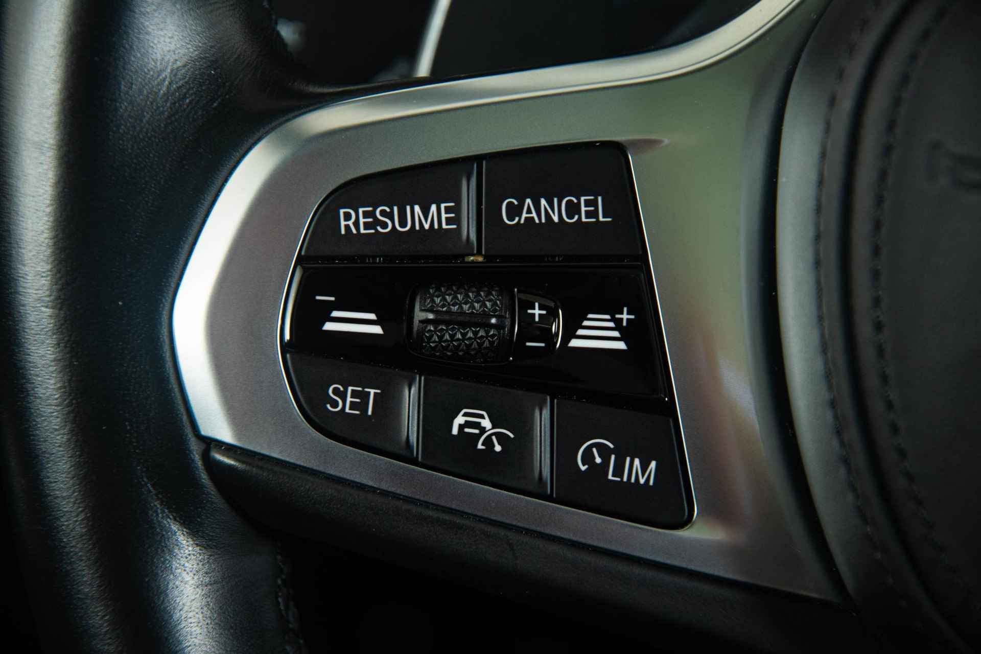 BMW 3-serie 320i High Executive M Sportpakket - Schuif/kanteldak - LED Verlichting - Active Cruise Control - Stoelverwarming - HiFi System - Live Cockpit Pro - 25/49