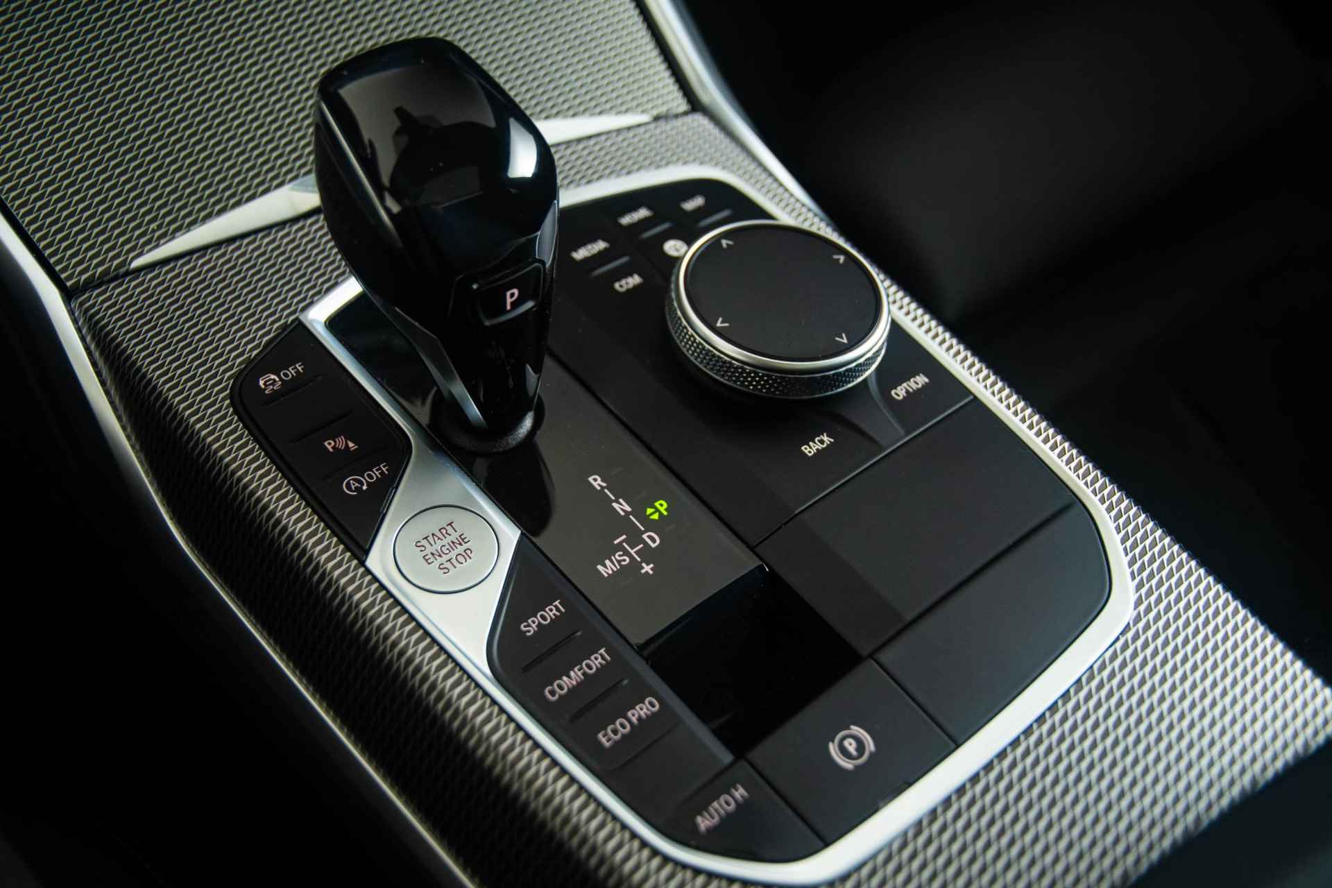 BMW 3-serie 320i High Executive M Sportpakket - Schuif/kanteldak - LED Verlichting - Active Cruise Control - Stoelverwarming - HiFi System - Live Cockpit Pro - 28/49