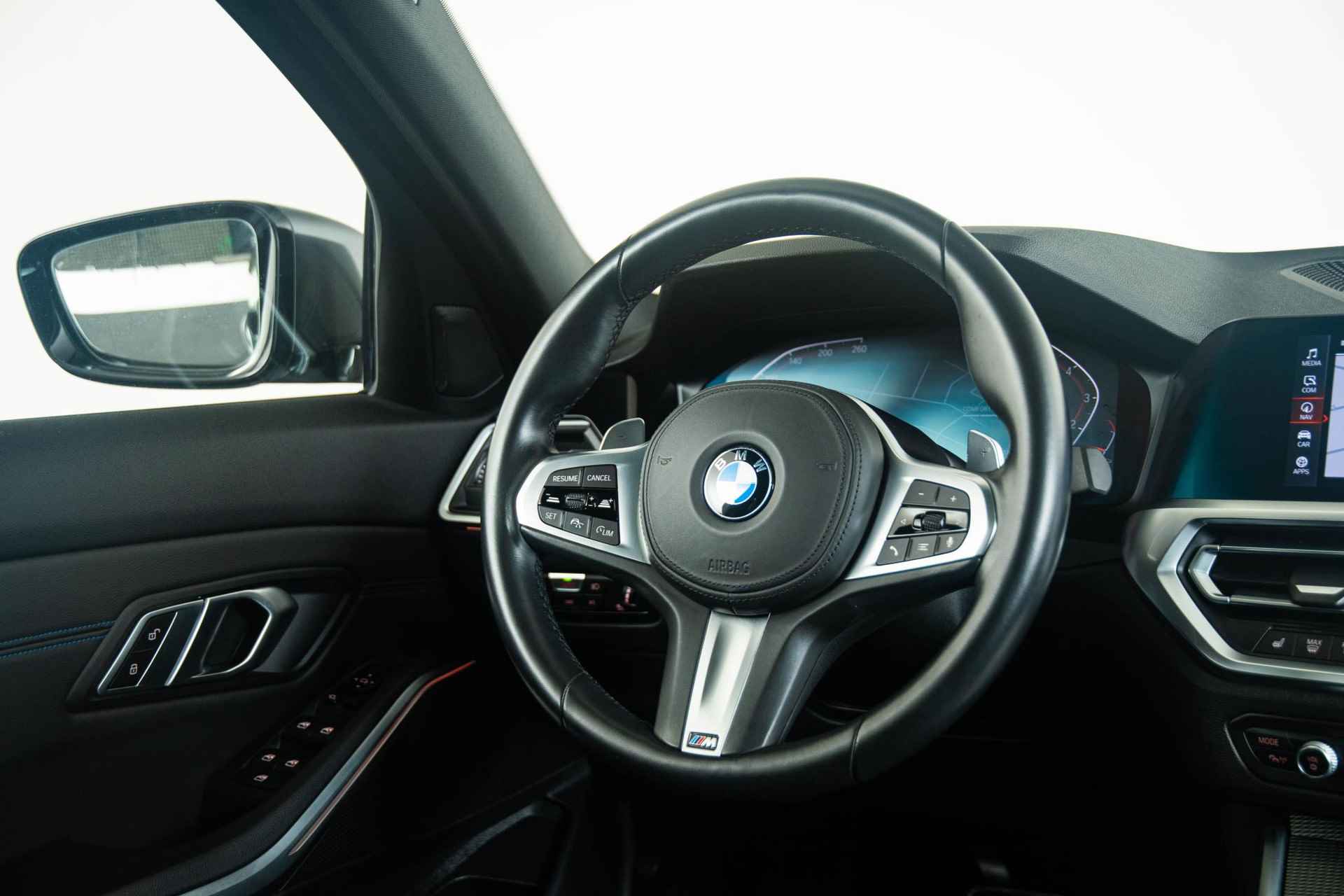BMW 3-serie 320i High Executive M Sportpakket - Schuif/kanteldak - LED Verlichting - Active Cruise Control - Stoelverwarming - HiFi System - Live Cockpit Pro - 34/49