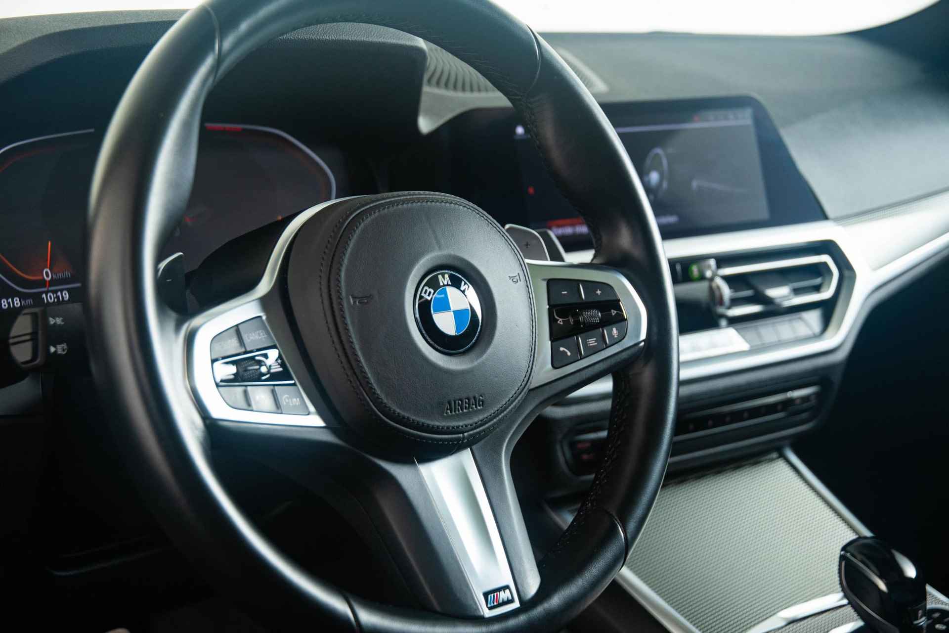 BMW 3-serie 320i High Executive M Sportpakket - Schuif/kanteldak - LED Verlichting - Active Cruise Control - Stoelverwarming - HiFi System - Live Cockpit Pro - 37/49