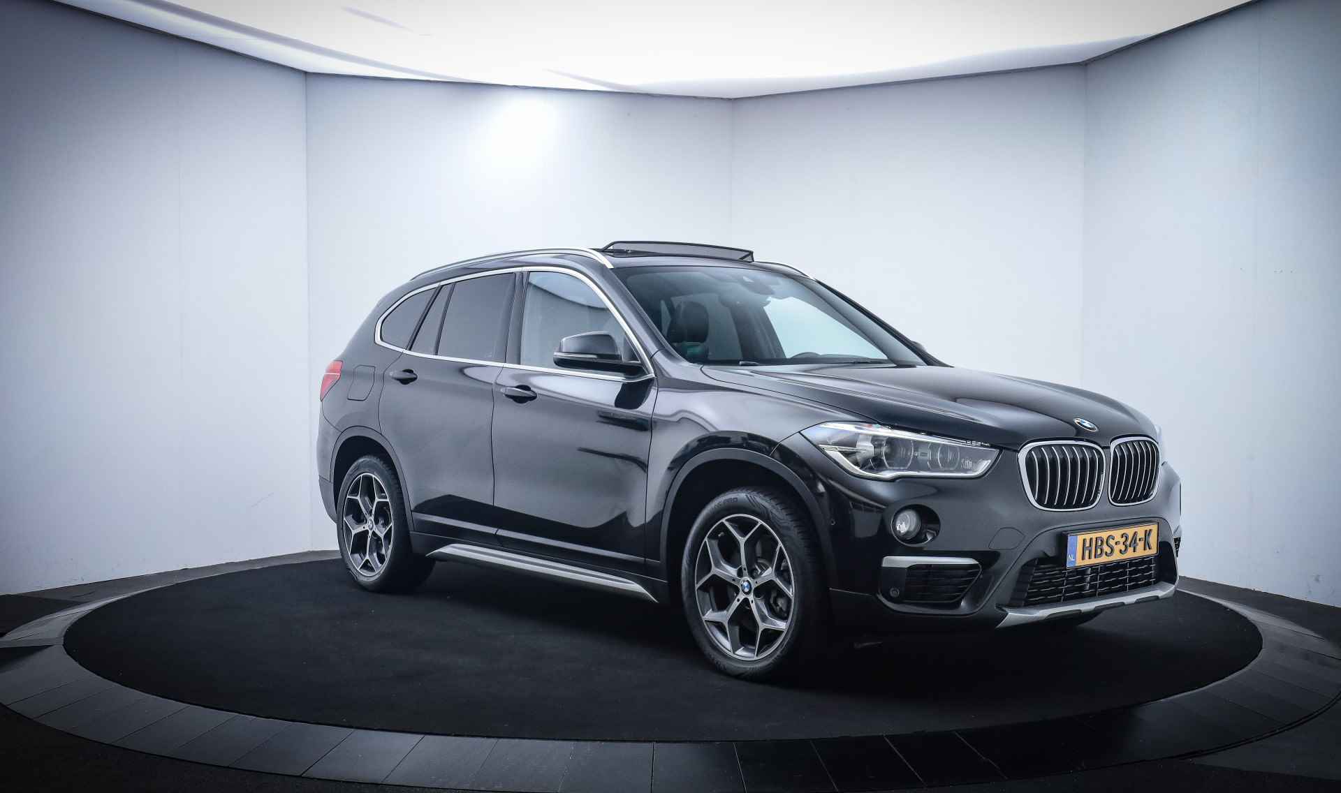 BMW X1 20iA X-Dr. Executive Edition PANO/FULL LED/STOELVERW./CLIMA/STOELVERW./PDC V+A/ELEK KLEP/LMV 18 - 3/26