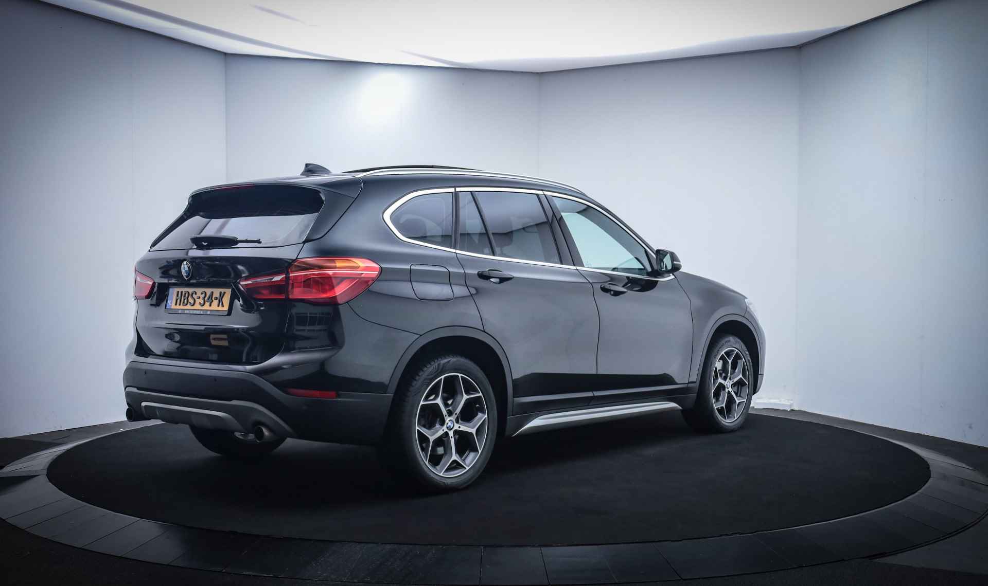 BMW X1 20iA X-Dr. Executive Edition PANO/FULL LED/STOELVERW./CLIMA/STOELVERW./PDC V+A/ELEK KLEP/LMV 18 - 5/26