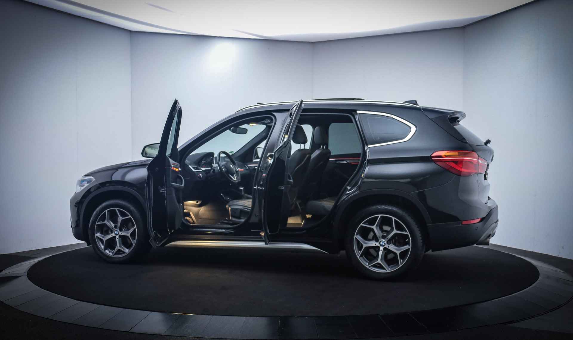 BMW X1 20iA X-Dr. Executive Edition PANO/FULL LED/STOELVERW./CLIMA/STOELVERW./PDC V+A/ELEK KLEP/LMV 18 - 9/26