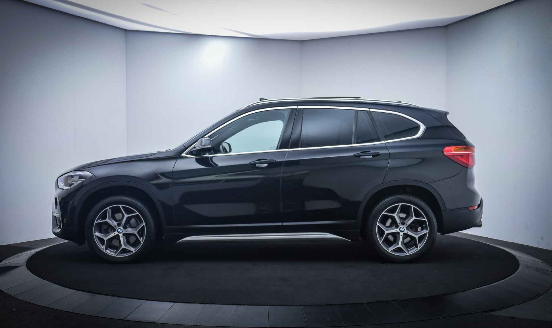 BMW X1 20iA X-Dr. Executive Edition PANO/FULL LED/STOELVERW./CLIMA/STOELVERW./PDC V+A/ELEK KLEP/LMV 18 - 12/26