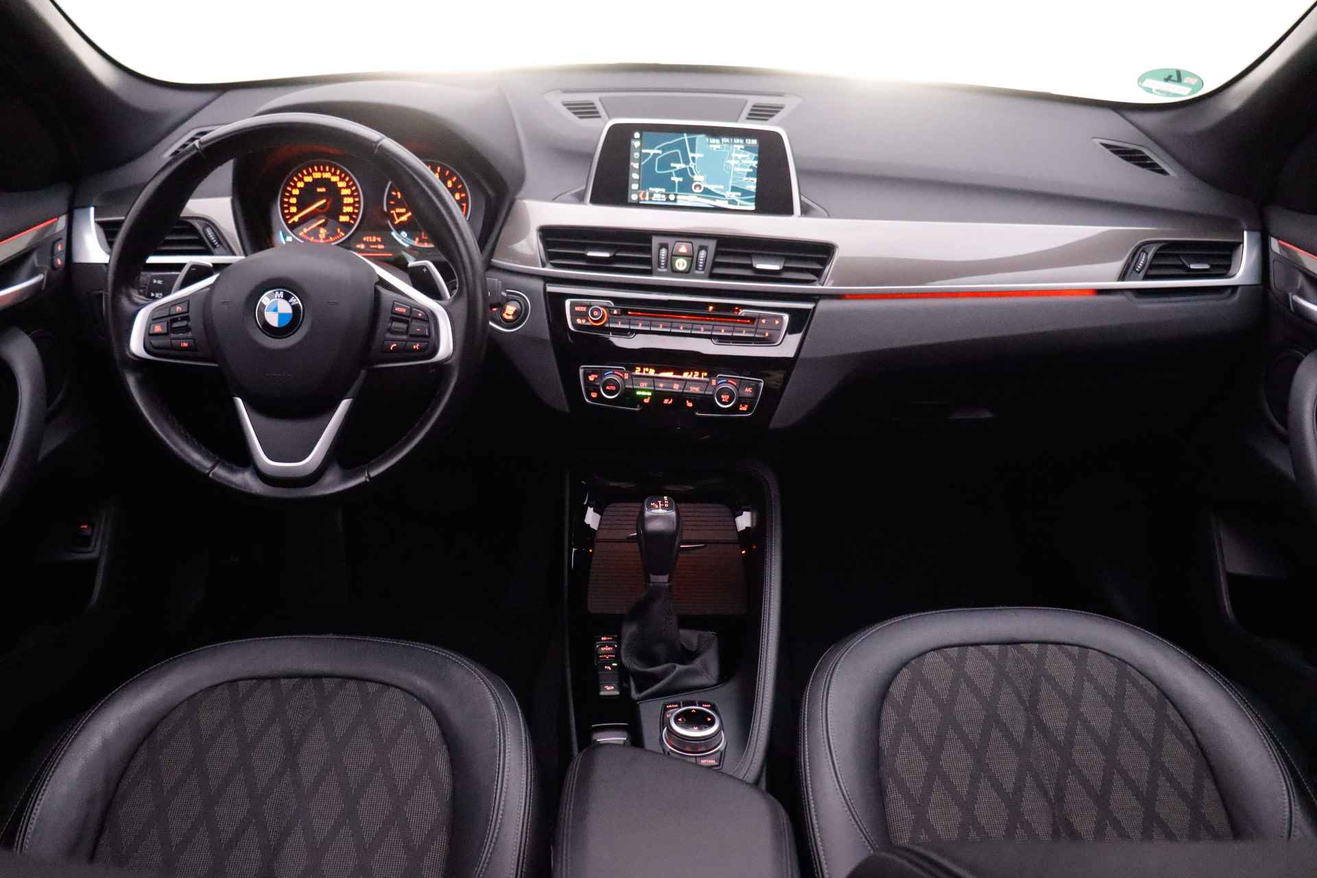 BMW X1 20iA X-Dr. Executive Edition PANO/FULL LED/STOELVERW./CLIMA/STOELVERW./PDC V+A/ELEK KLEP/LMV 18 - 17/26