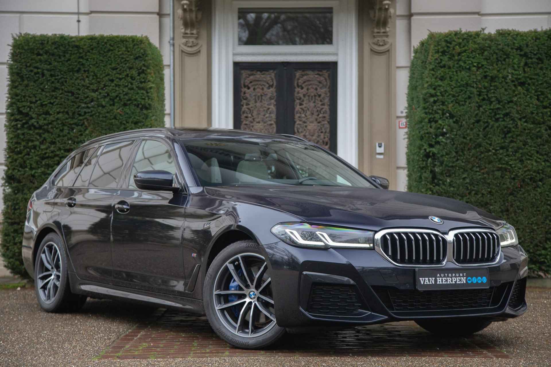 BMW 5-serie Touring 530e xDrive High Executive Pano | Leder | Stuurwielverw | Camera | HiFi - 6/66