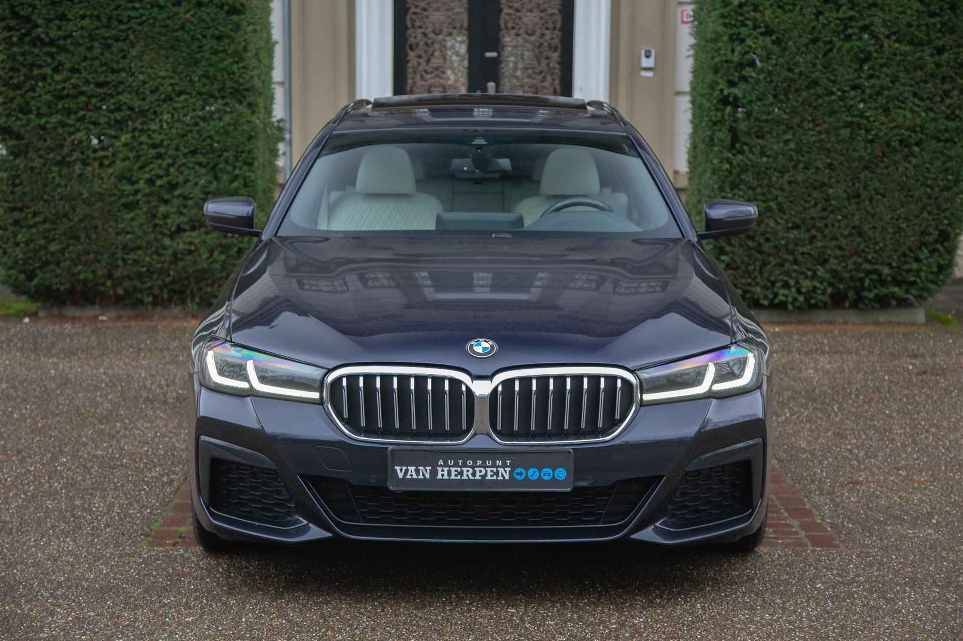 BMW 5-serie Touring 530e xDrive High Executive Pano | Leder | Stuurwielverw | Camera | HiFi - 7/66