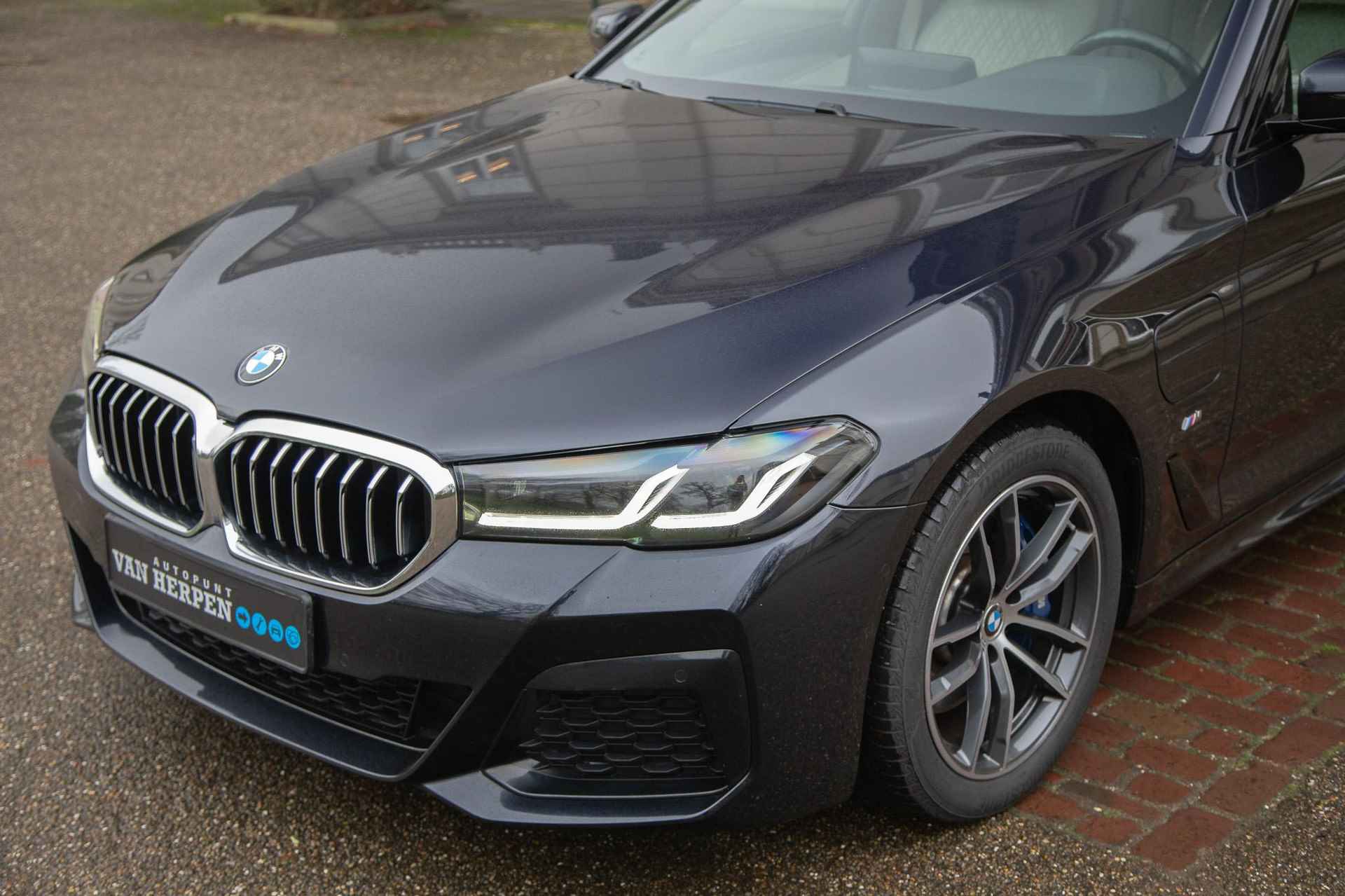 BMW 5-serie Touring 530e xDrive High Executive Pano | Leder | Stuurwielverw | Camera | HiFi - 10/66