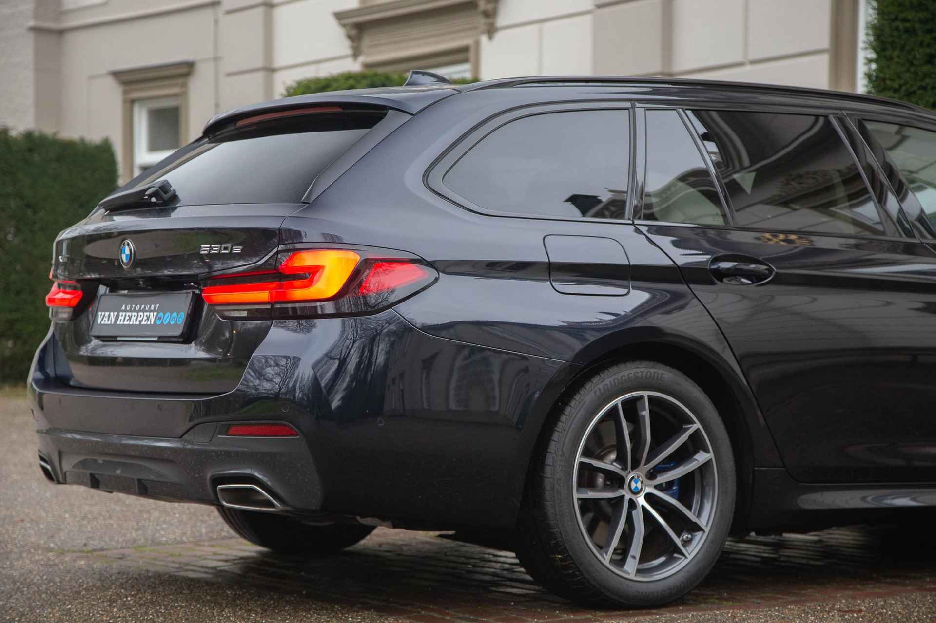 BMW 5-serie Touring 530e xDrive High Executive Pano | Leder | Stuurwielverw | Camera | HiFi - 12/66