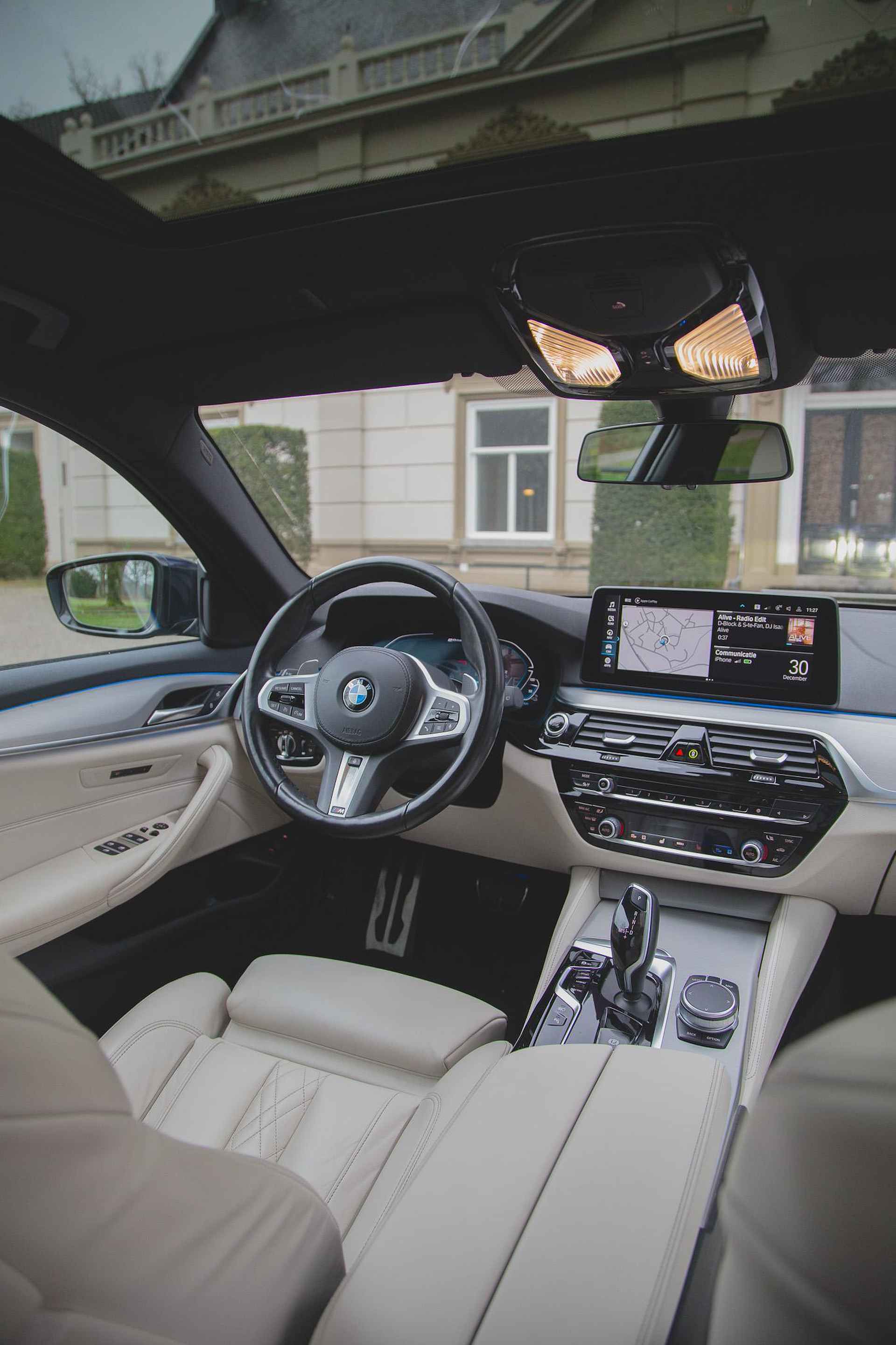 BMW 5-serie Touring 530e xDrive High Executive Pano | Leder | Stuurwielverw | Camera | HiFi - 56/66