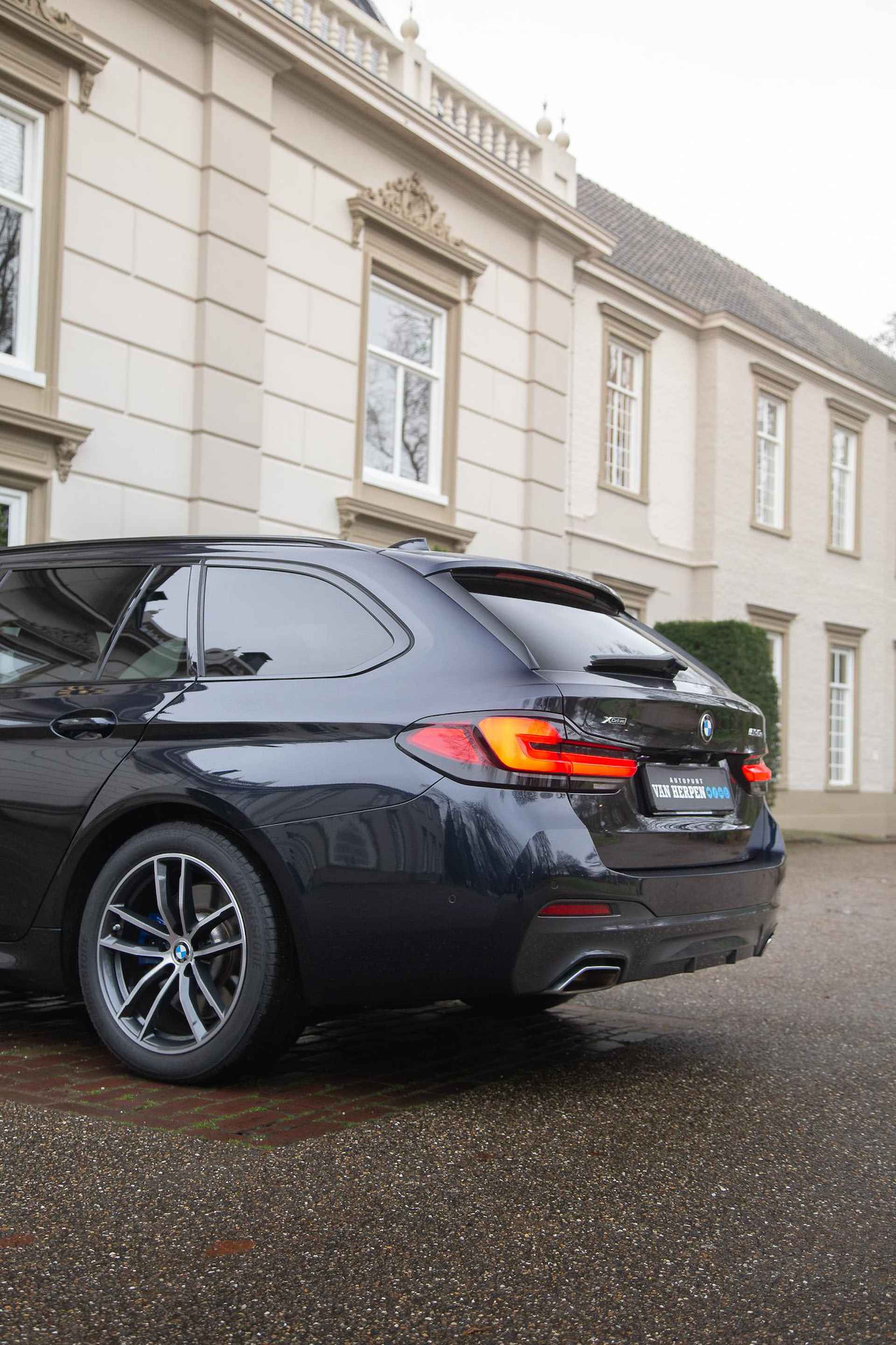 BMW 5-serie Touring 530e xDrive High Executive Pano | Leder | Stuurwielverw | Camera | HiFi - 57/66