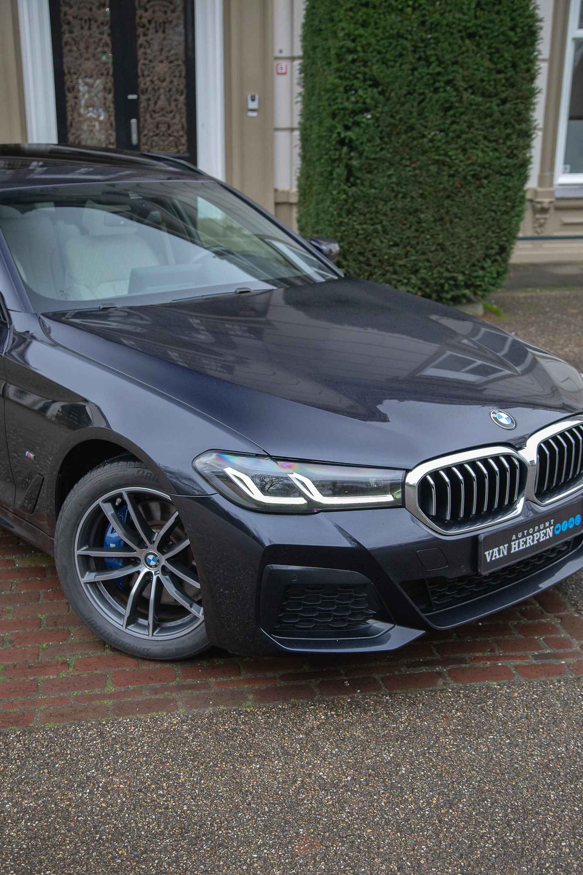 BMW 5-serie Touring 530e xDrive High Executive Pano | Leder | Stuurwielverw | Camera | HiFi - 62/66