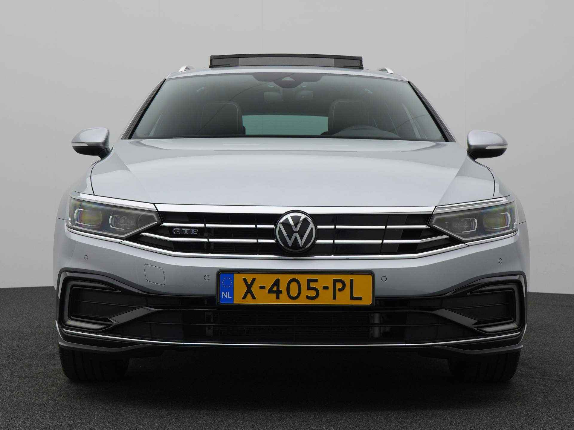 Volkswagen Passat Variant 1.4 TSI PHEV GTE Business / AUTOMAAT/ PANO/ GARANTIE TM 12-2027/ 14.000 KM/ CAMERA/ PARK. SENSOREN/ 218 PK/ ERGO COMFORT/ LED/ STOELVERWARM./ DIGITAL DASHBOARD/ ADAPT. CRUISE/ APP CONNECT/ NAVI/ CLIMA/ DAB - 41/51