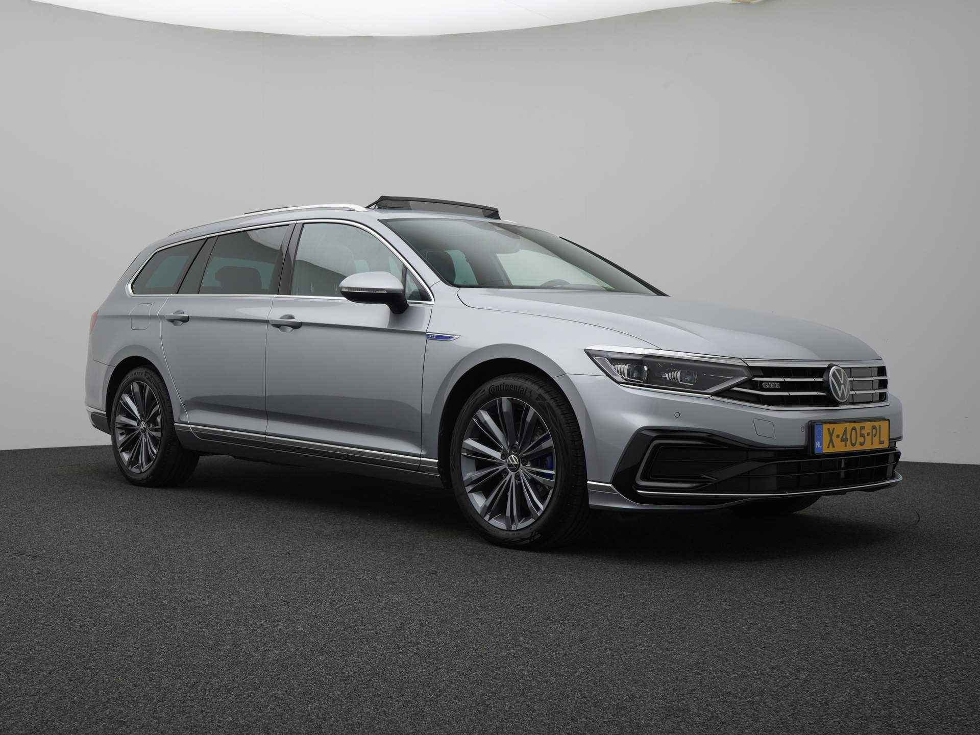 Volkswagen Passat Variant 1.4 TSI PHEV GTE Business / AUTOMAAT/ PANO/ GARANTIE TM 12-2027/ 14.000 KM/ CAMERA/ PARK. SENSOREN/ 218 PK/ ERGO COMFORT/ LED/ STOELVERWARM./ DIGITAL DASHBOARD/ ADAPT. CRUISE/ APP CONNECT/ NAVI/ CLIMA/ DAB - 48/51