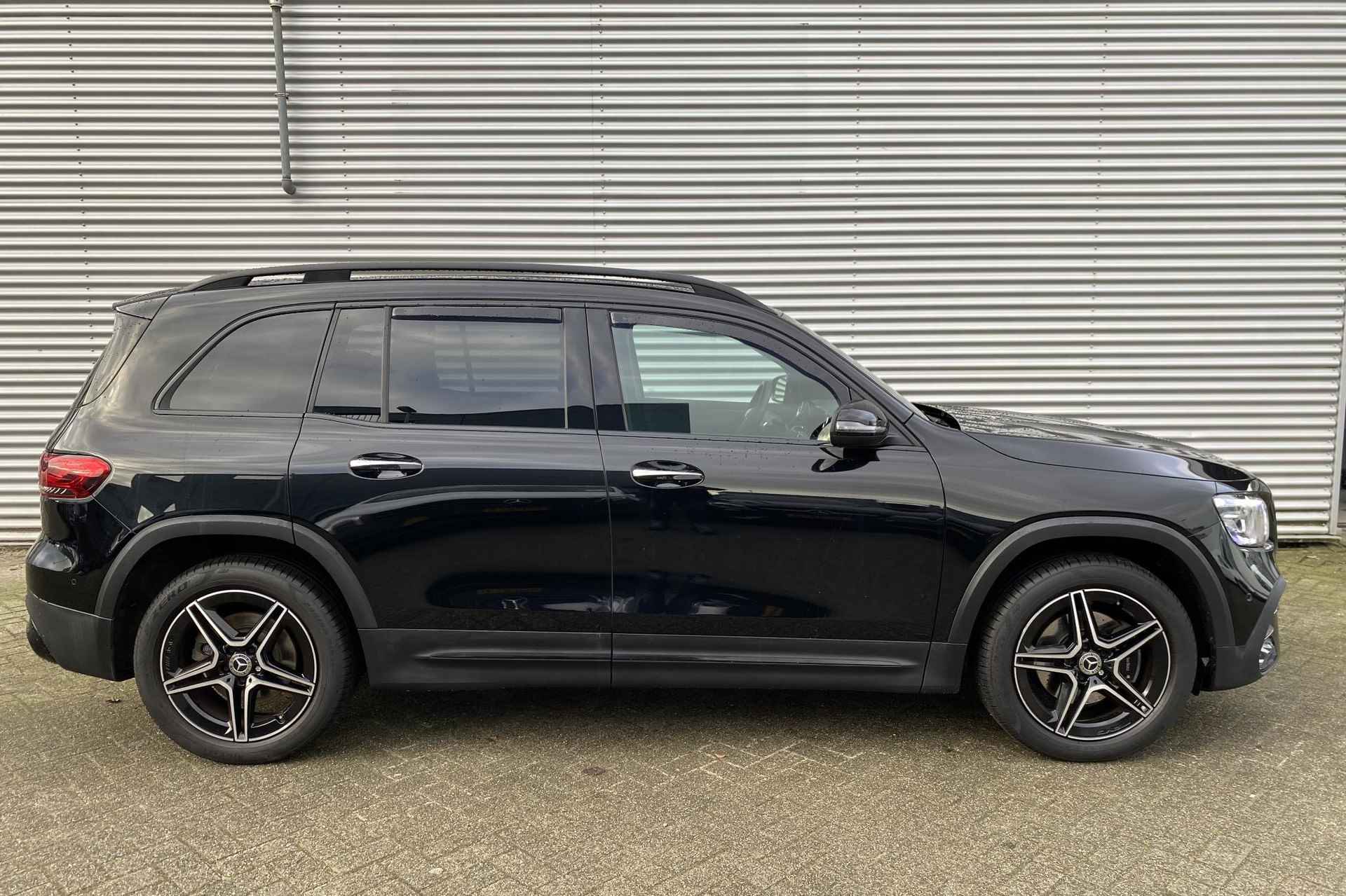 Mercedes-Benz GLB GLB 200 Automaat AMG Line 7-Persoons | Premium Plus Pakket | Nightpakket | Panoramadak | Multibeam LED | Sfeerverlichting | Keyless-Go | Trekhaak - 26/27