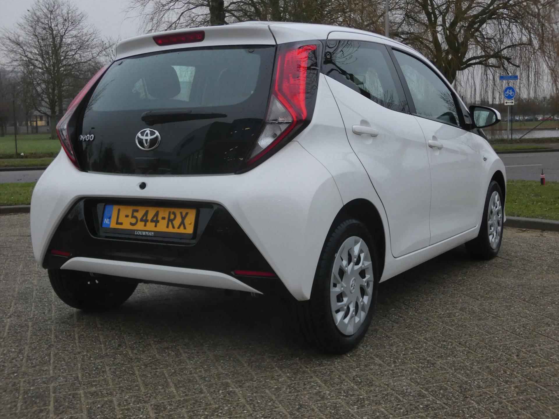 TOYOTA Aygo 1.0 VVT-i 72pk 5D X-Play | Camera | Carplay | - 2/37