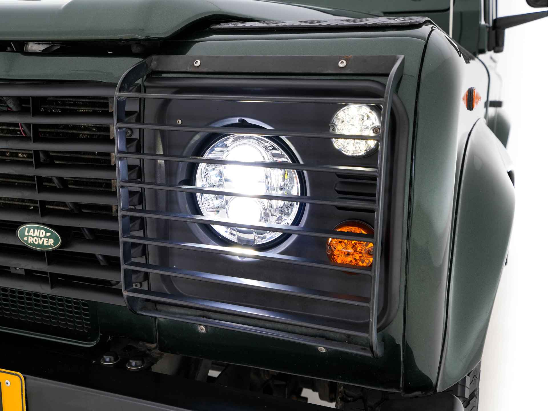 Land Rover Defender 2.5 Td5 90" County Hard Top *YOUNGTIMER* *SUNROOF | 4X4 | FULL-LED | RADIO-CD | TOWBAR | 16''ALU* - 19/23