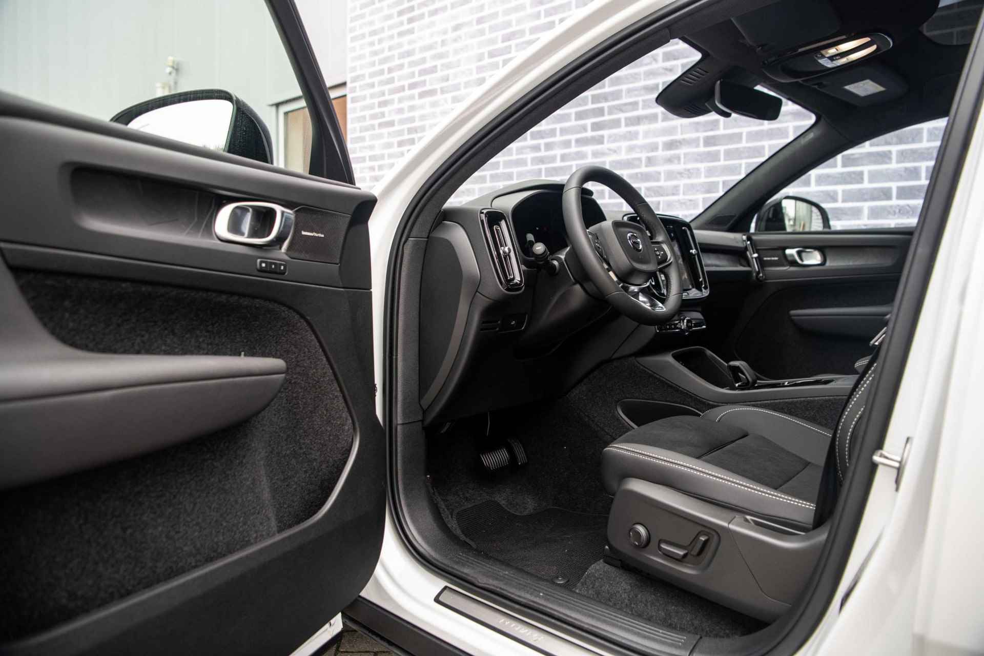 Volvo C40 Single Motor Extended Range Ultimate 82 kWh Fin. € 1.109 p/m| Pixel LED | Nubuck Interieur | Donker Glas | 20" | Power Seats | - 18/42