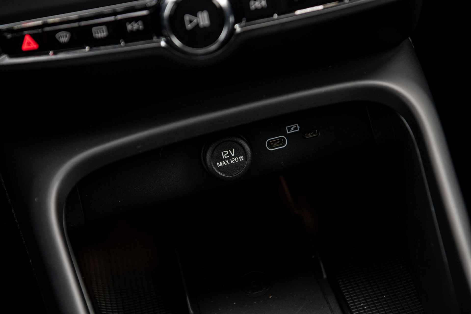 Volvo C40 Single Motor Extended Range Ultimate 82 kWh Fin. € 1.109 p/m| Pixel LED | Nubuck Interieur | Donker Glas | 20" | Power Seats | - 26/42